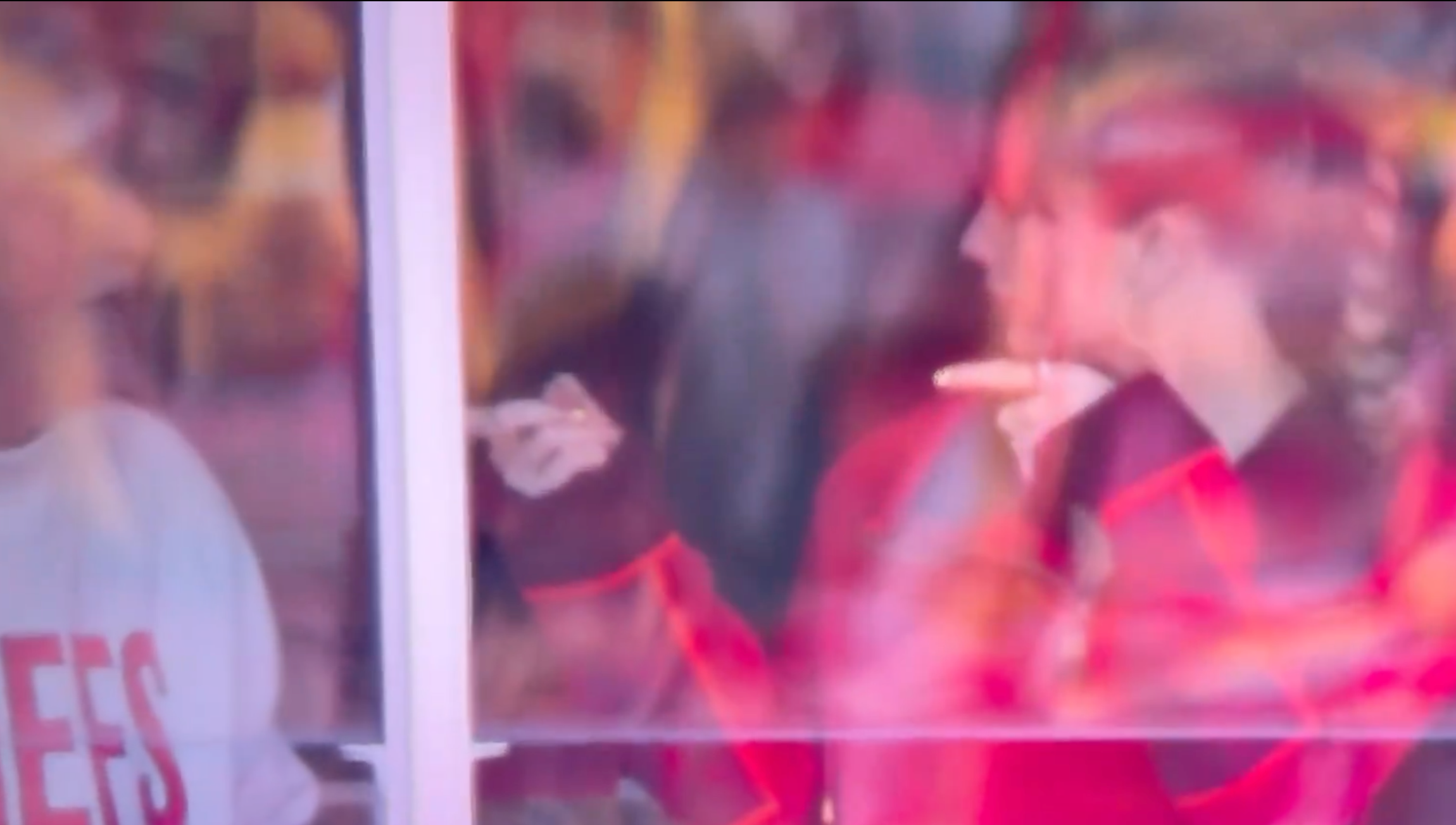 Taylor Swift hits Travis Kelce's first down celebration after an impressive lateral play