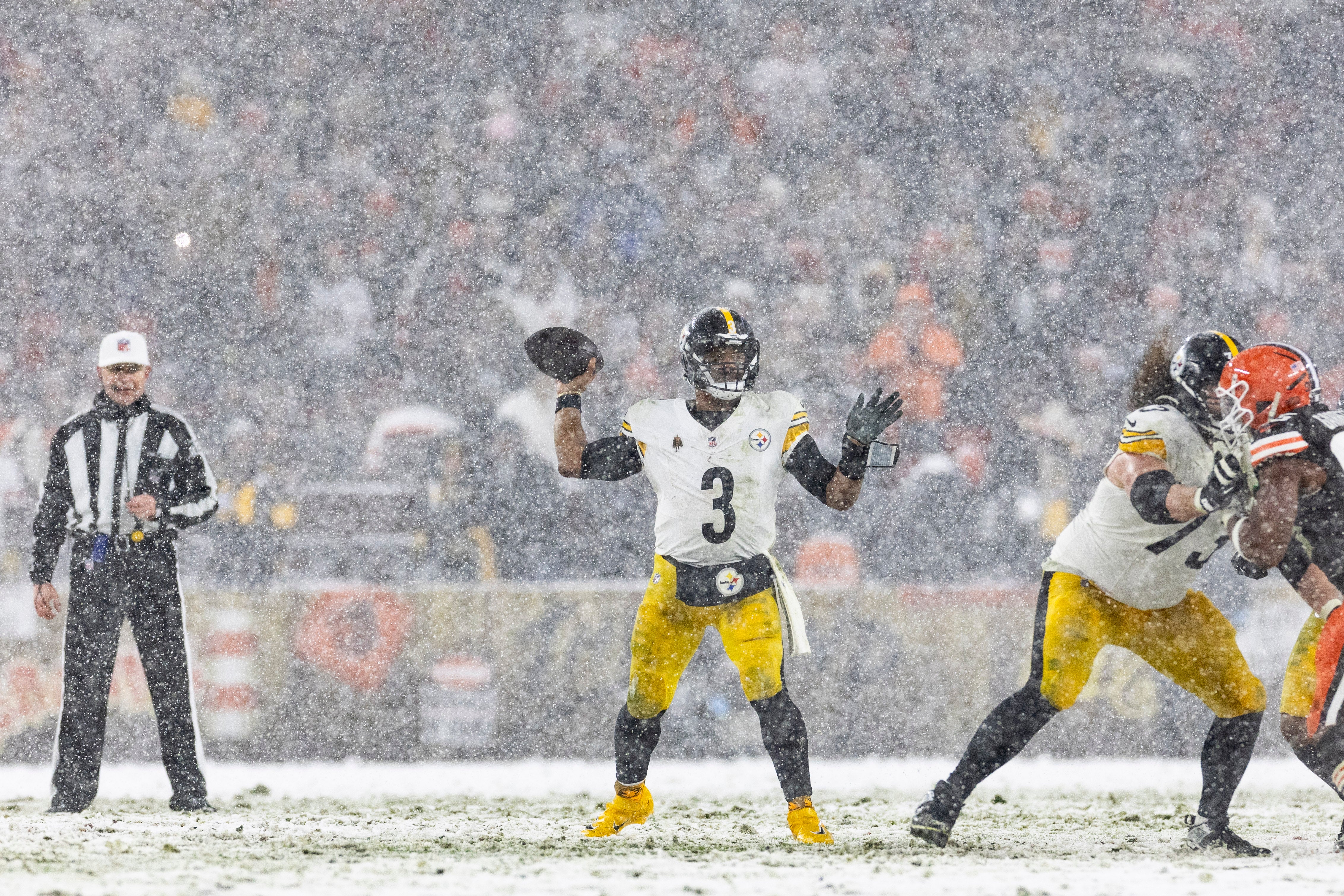 Steelers quarterback Russell Wilson (3) throws the ball against the Cleveland Browns