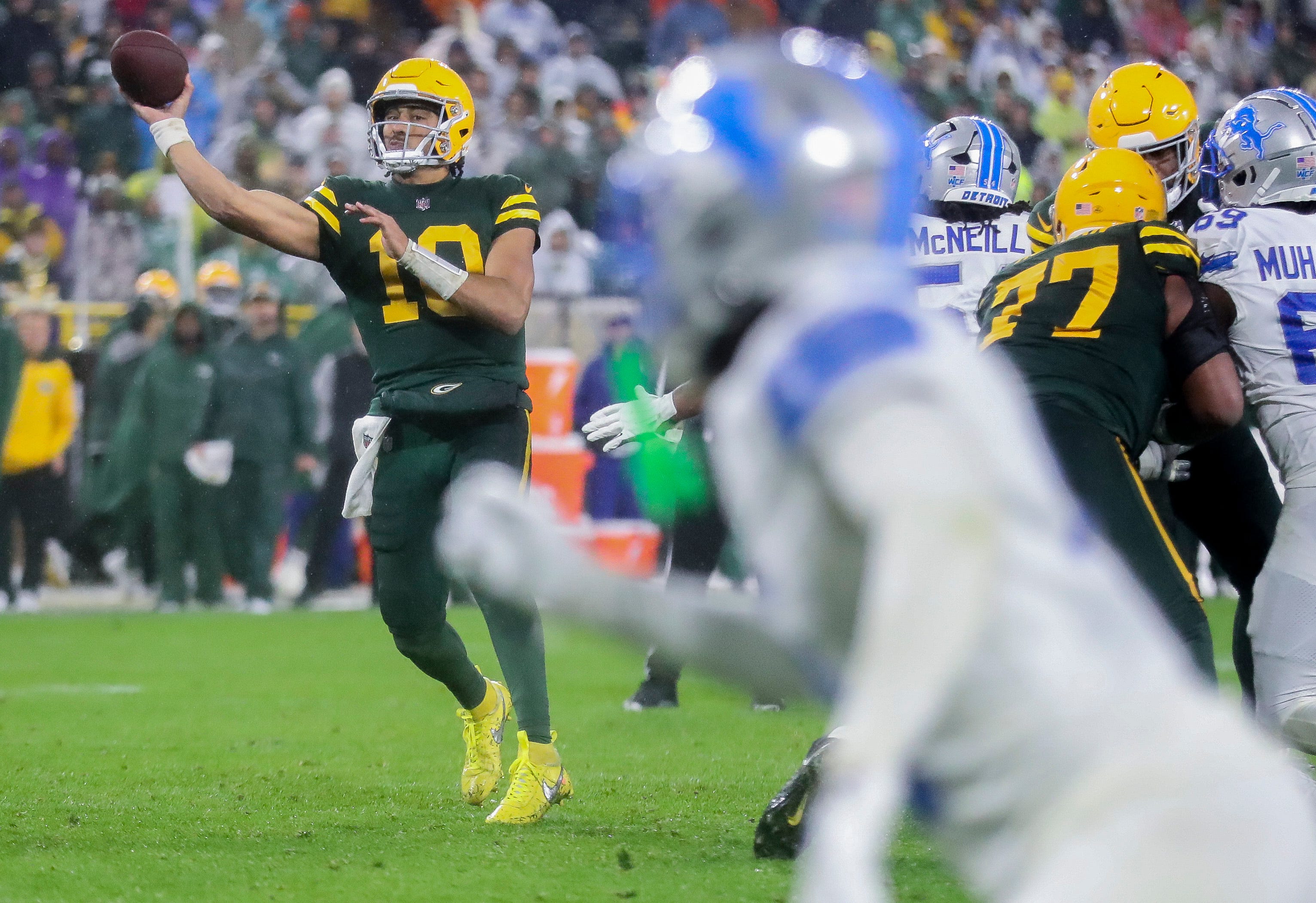 Packers quarterback Jordan Love (10) passes the ball against the Lions