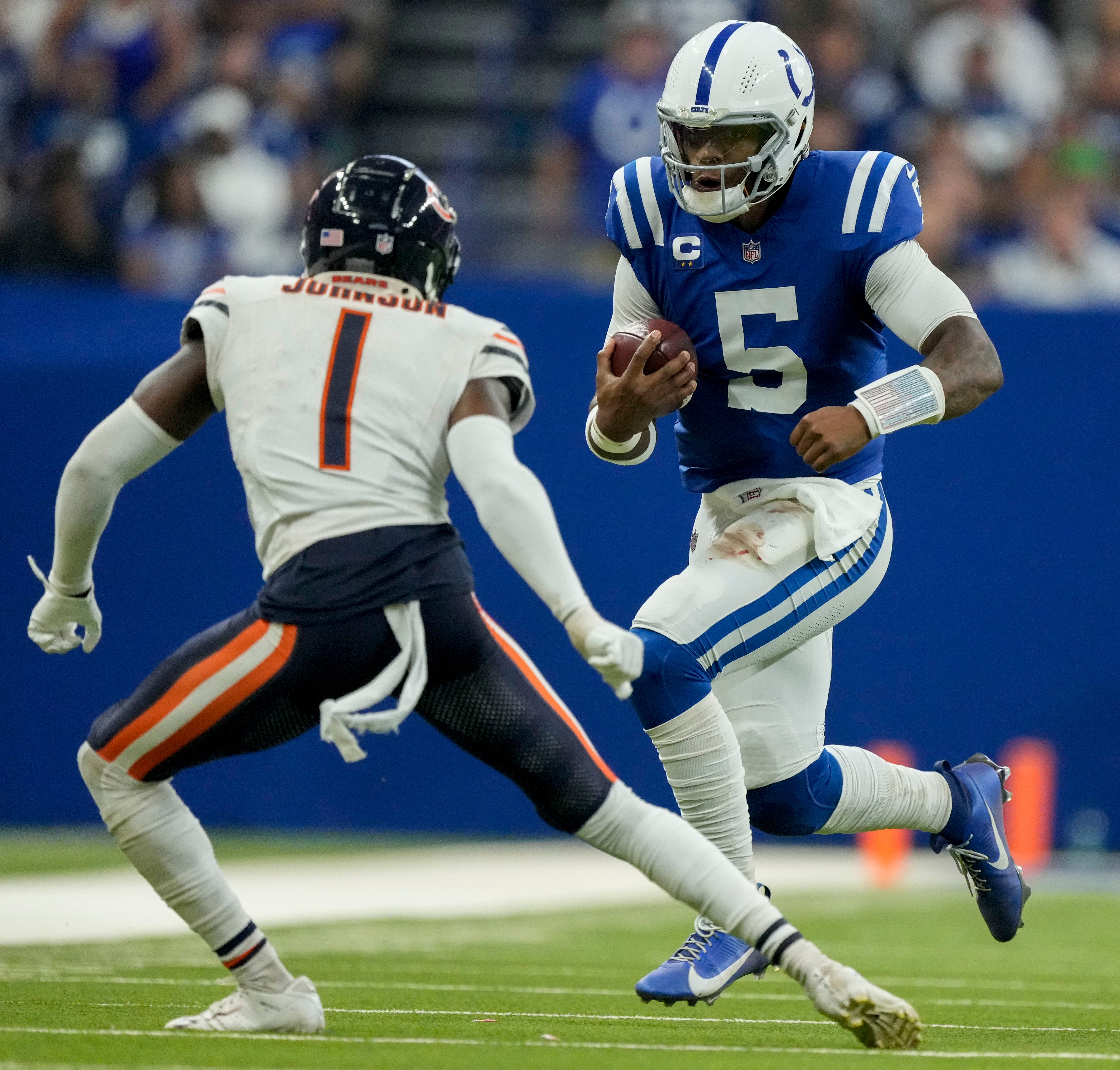 Chicago Bears cornerback Jaylon Johnson (1) moves in as Indianapolis Colts quarterback Anthony Richardson (5) rushes the ball Sunday, Sept. 22, 2024, during a game against the Chicago Bears at Lucas Oil Stadium in Indianapolis.