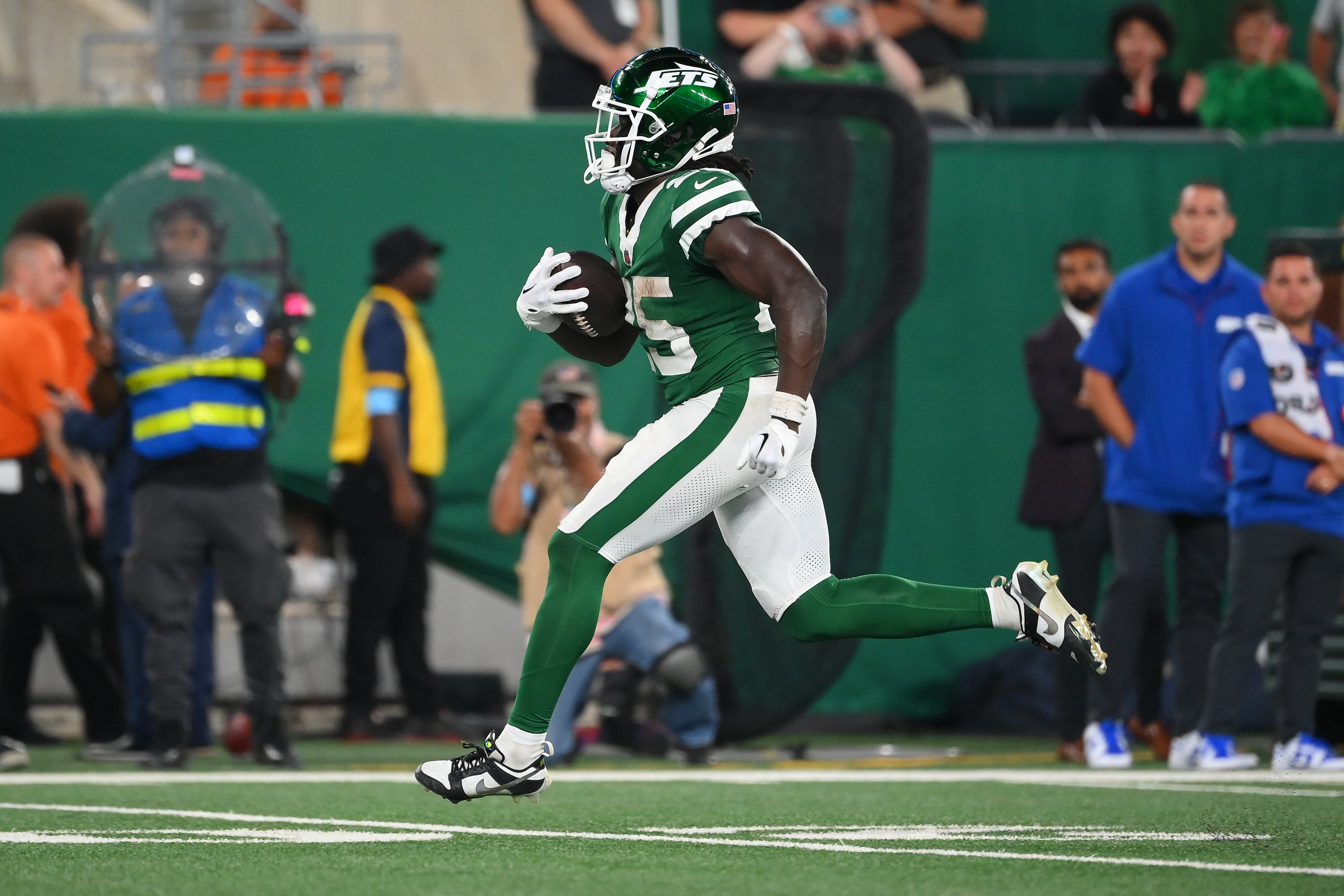 New York Jets running back Israel Abanikanda (25) runs with the ball on his way to a touchdown against the New York Giants during the first half at MetLife Stadium.