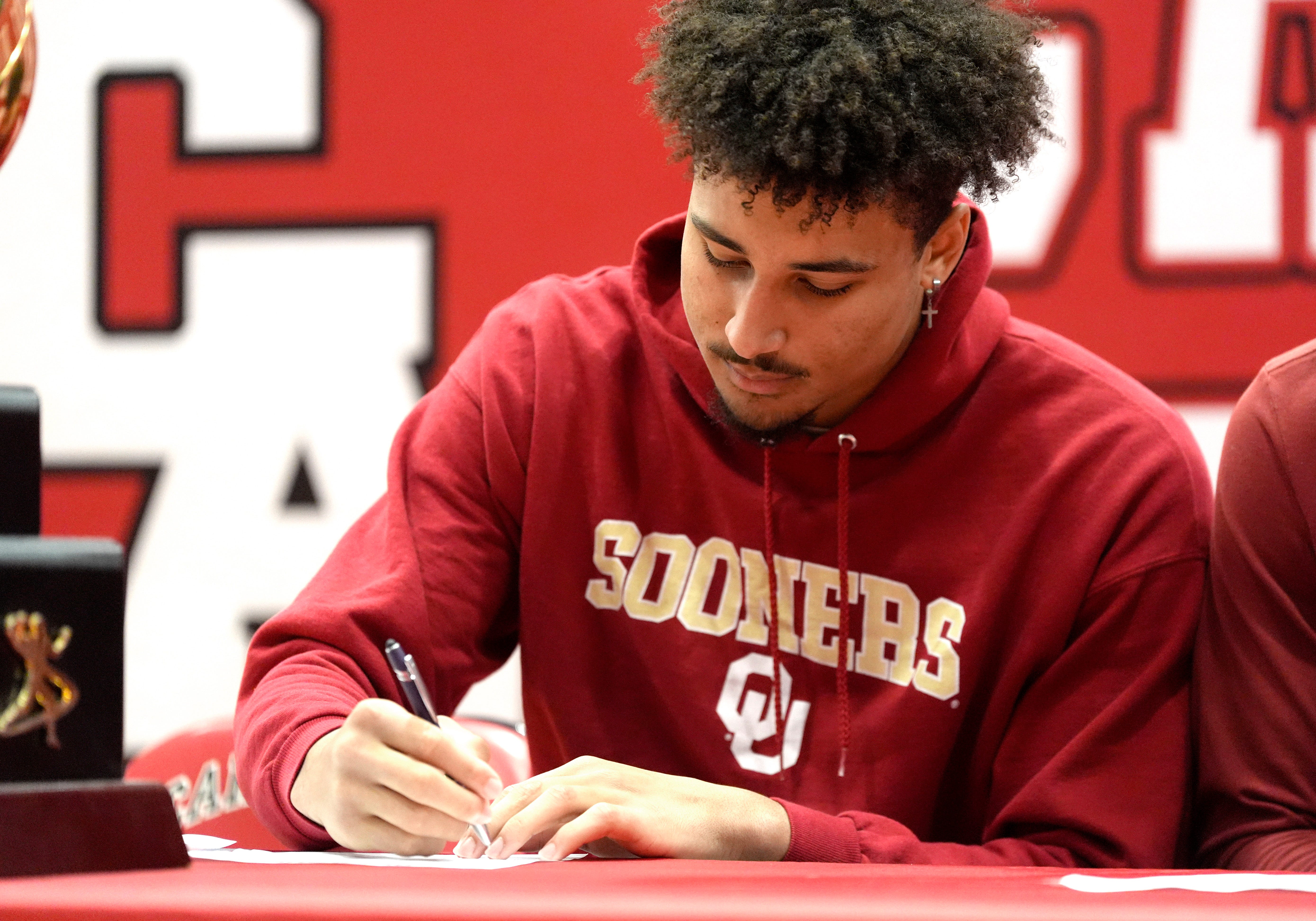 Carl Albert's Trynae Washington signs with the University of Oklahoma during a signing day ceremony at Carl Albert High School in Midwest City, Okla., Wednesday, Dec., 4, 2024.