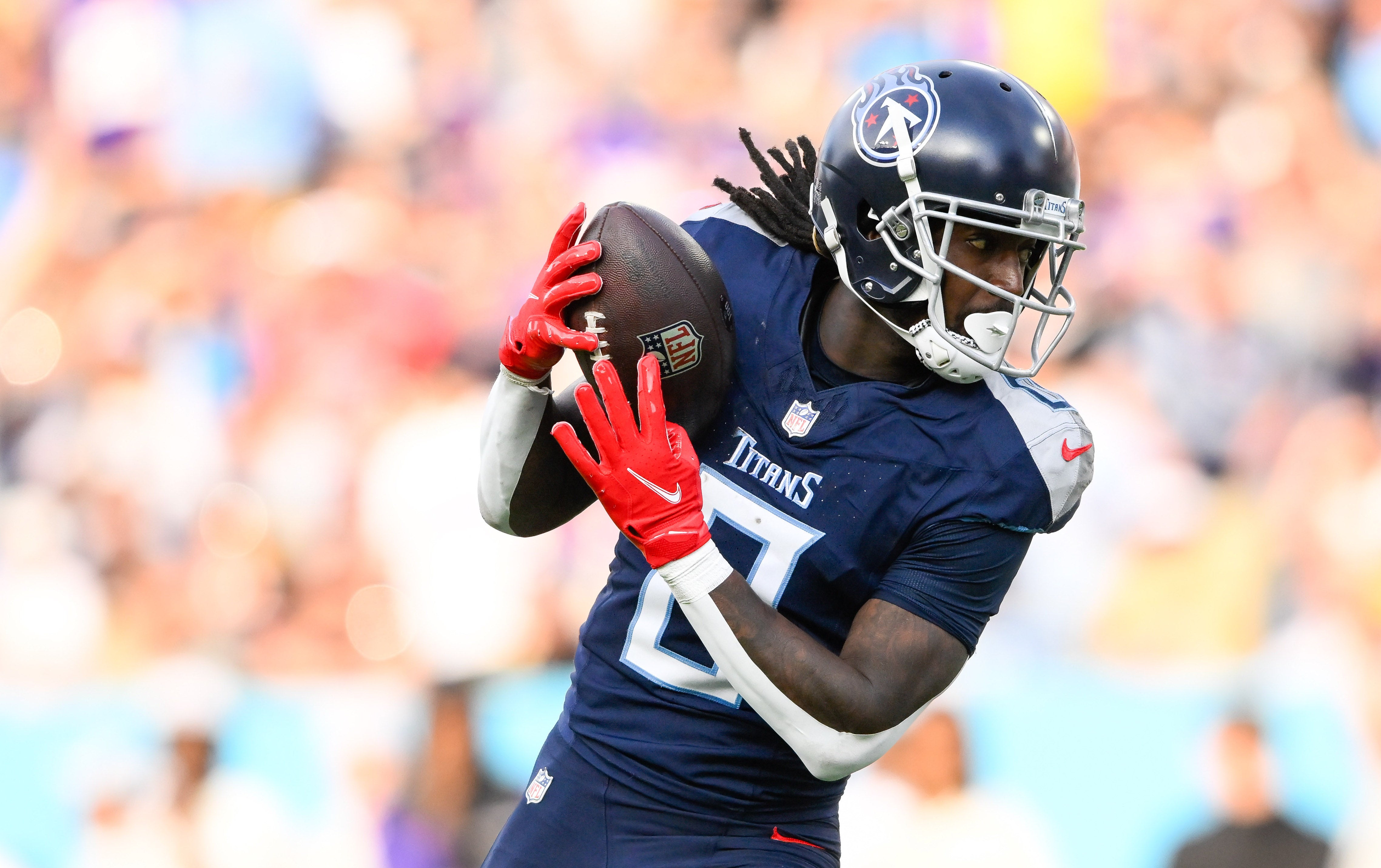 Tennessee Titans wide receiver Calvin Ridley (0) makes a catch against the Minnesota Vikings during the first half at Nissan Stadium. Steve Roberts-Imagn Images