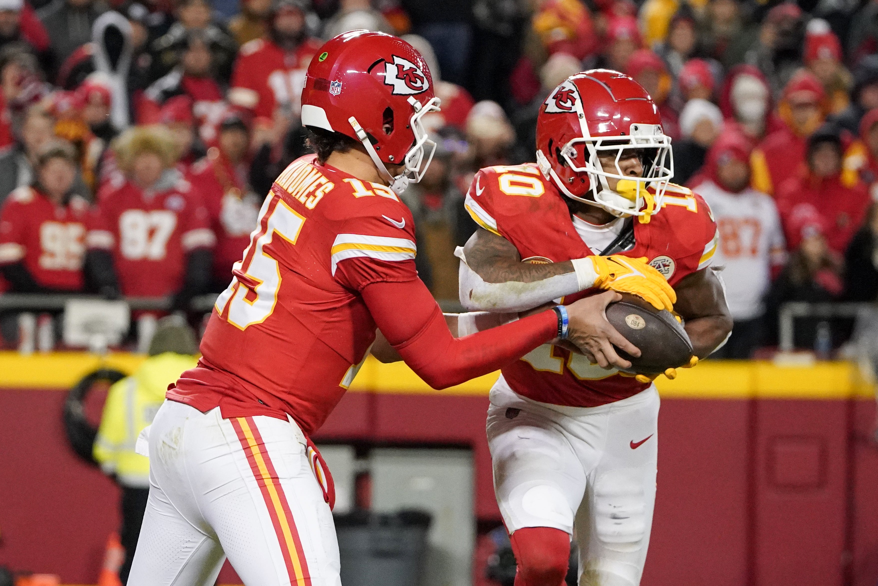 Chiefs quarterback Patrick Mahomes (15) hands off to running back Isiah Pacheco (10)