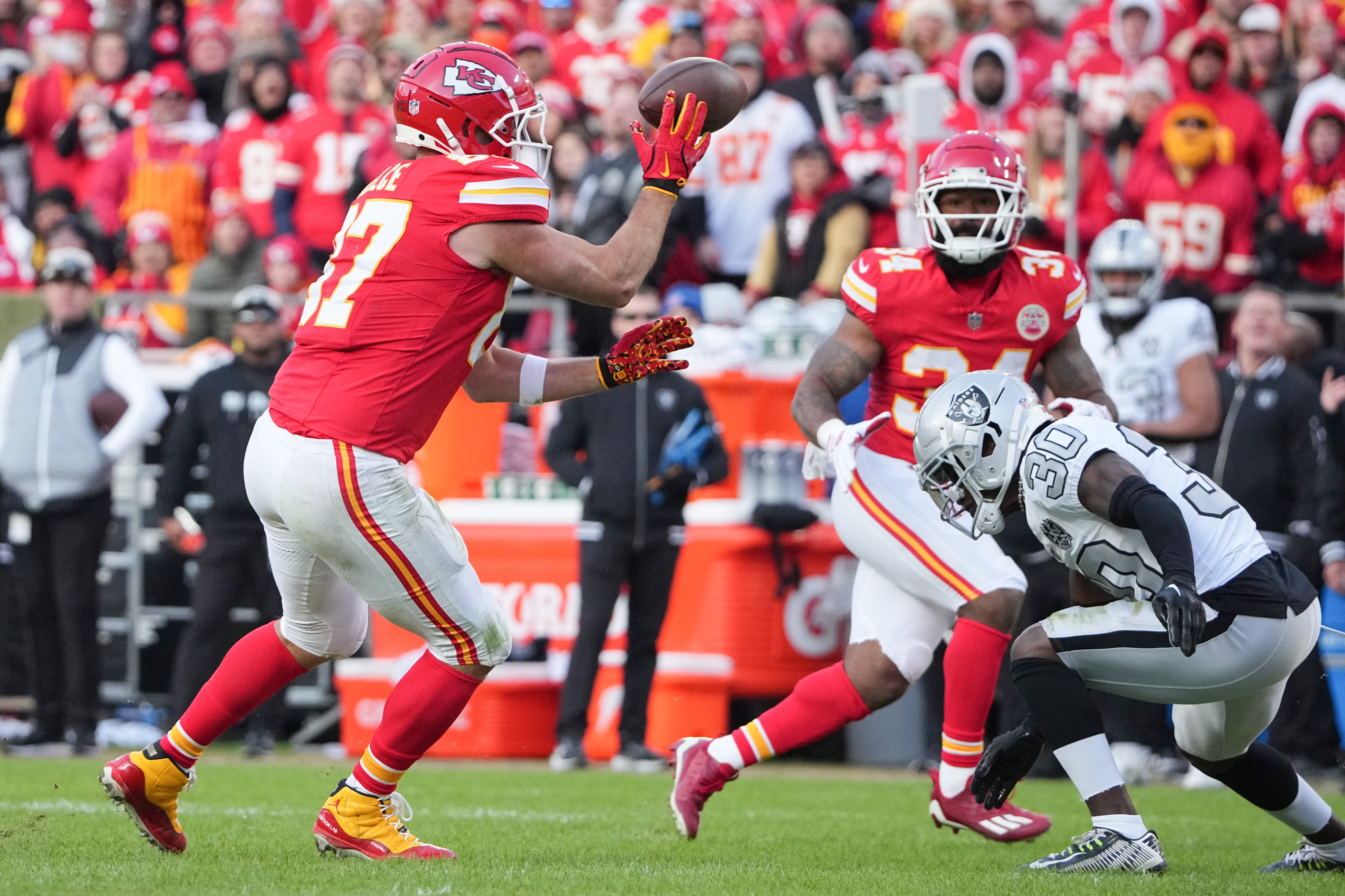Nov 29, 2024; Kansas City, Missouri, USA; Kansas City Chiefs tight end Travis Kelce (87) laterals the ball to running back Samaje Perine (34) against the Las Vegas Raiders during the first half at GEHA Field at Arrowhead Stadium.