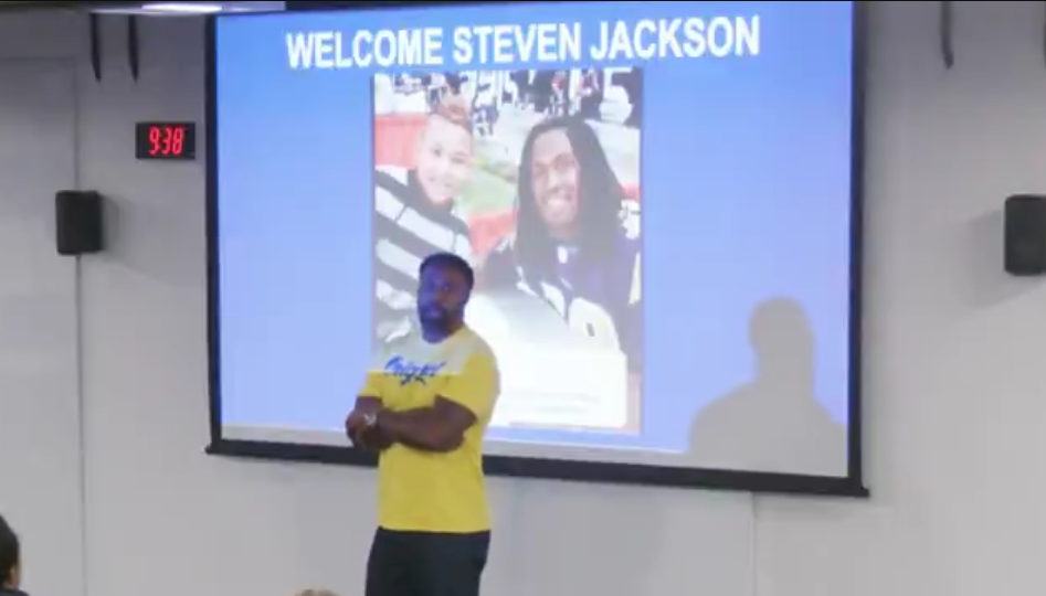 Former St. Louis Rams RB Steven Jackson delivers an honor to current star Kyren Williams