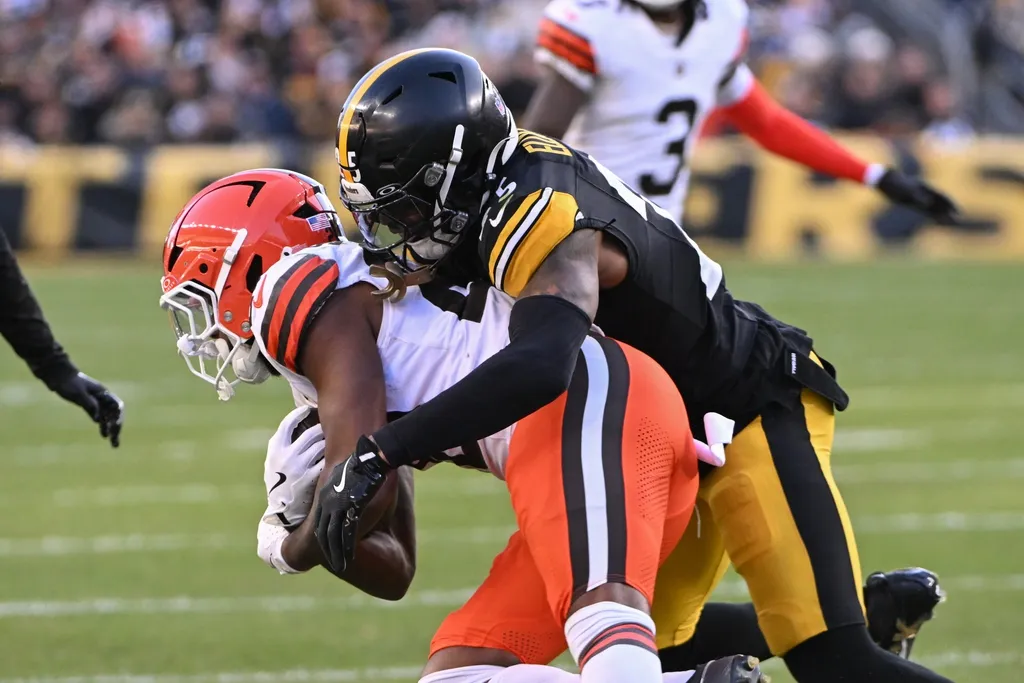 Pittsburgh Steelers safety DeShon Elliott (25) tackles Cleveland Browns running back Pierre Strong Jr. (20) during the fourth quarter at Acrisure Stadium.