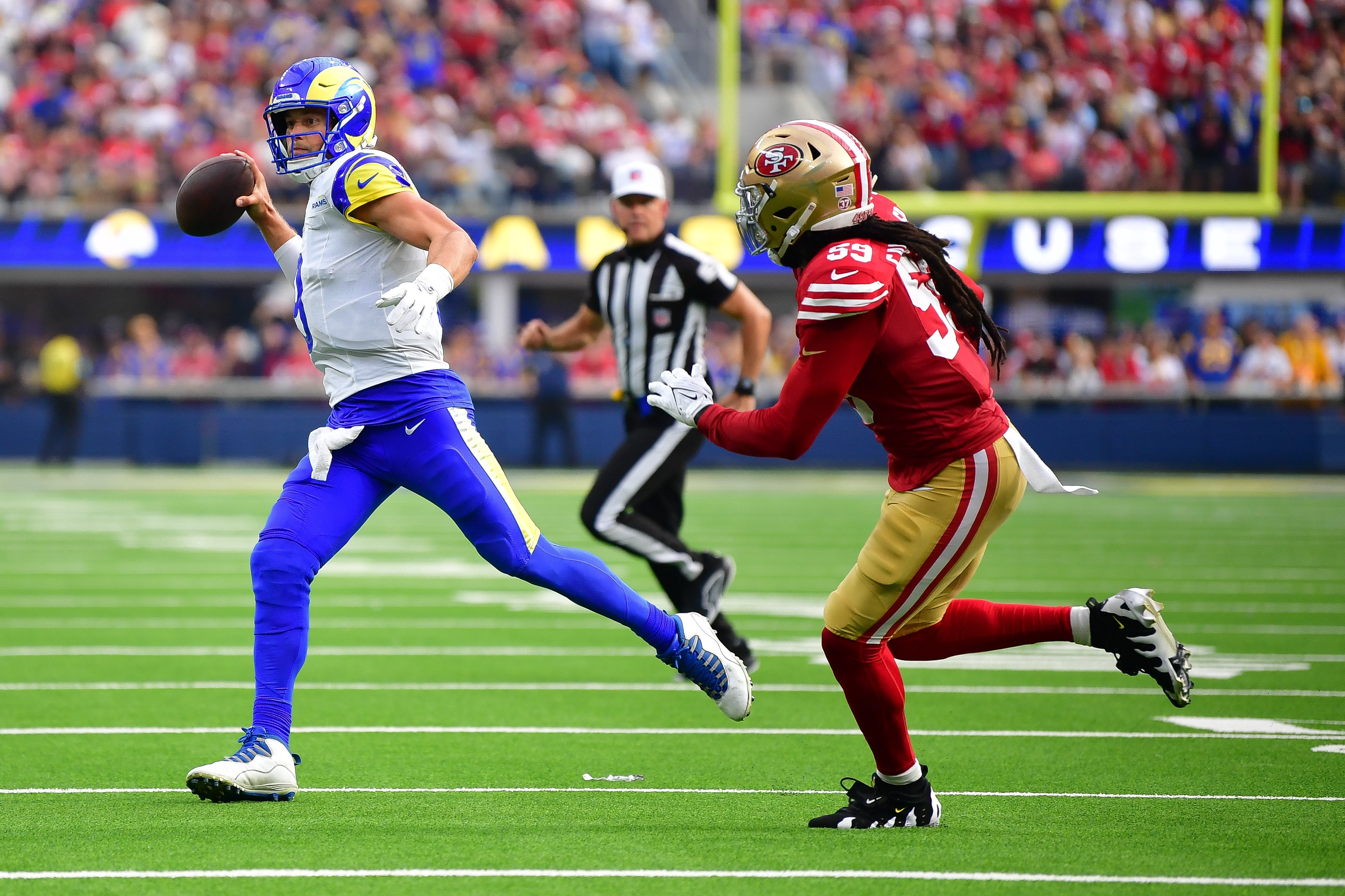 Rams quarterback Matthew Stafford (9) throws under pressure from 49ers linebacker De'Vondre Campbell (59).