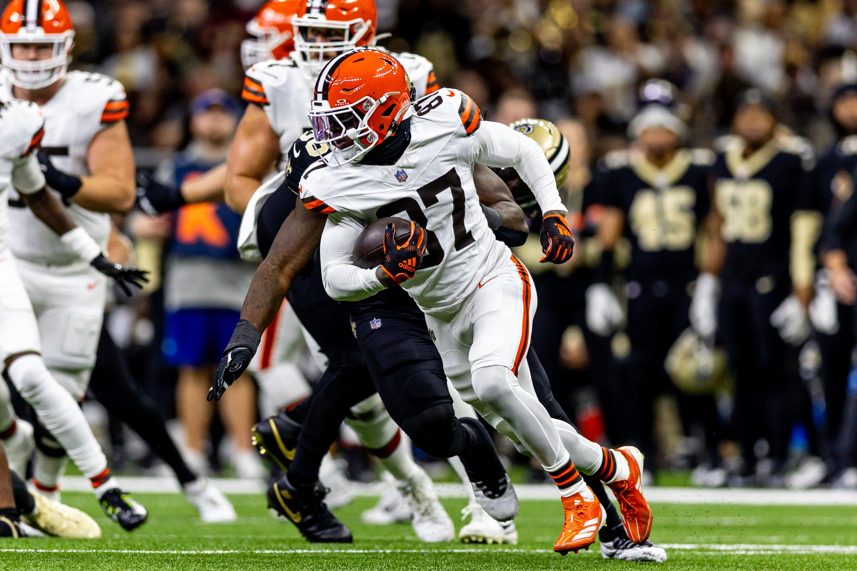 Nov 17, 2024; New Orleans, Louisiana, USA; Cleveland Browns wide receiver Kadarius Toney (87) rushes against the New Orleans Saints during the first half at Caesars Superdome