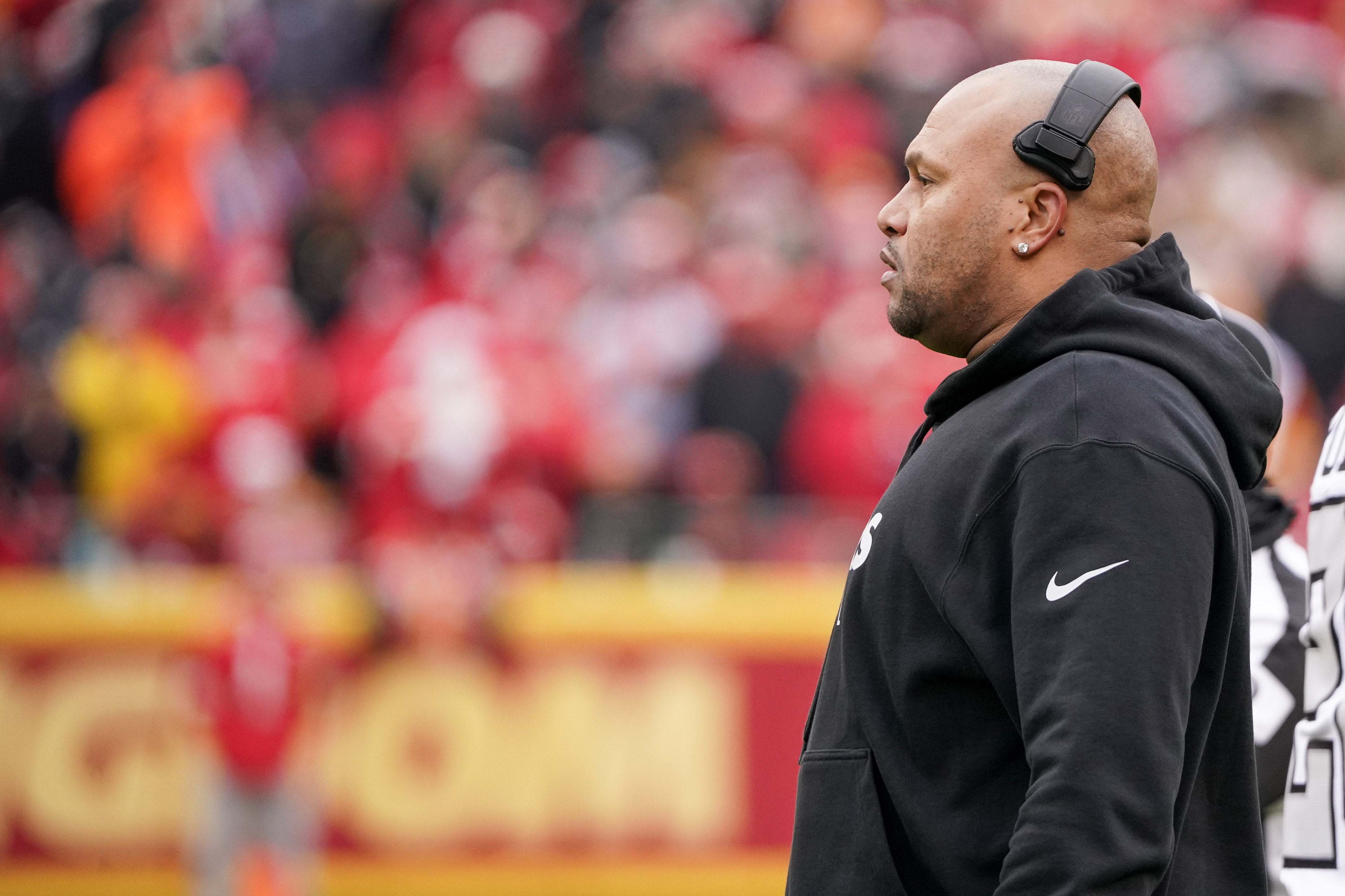 Las Vegas Raiders head coach Antonio Pierce