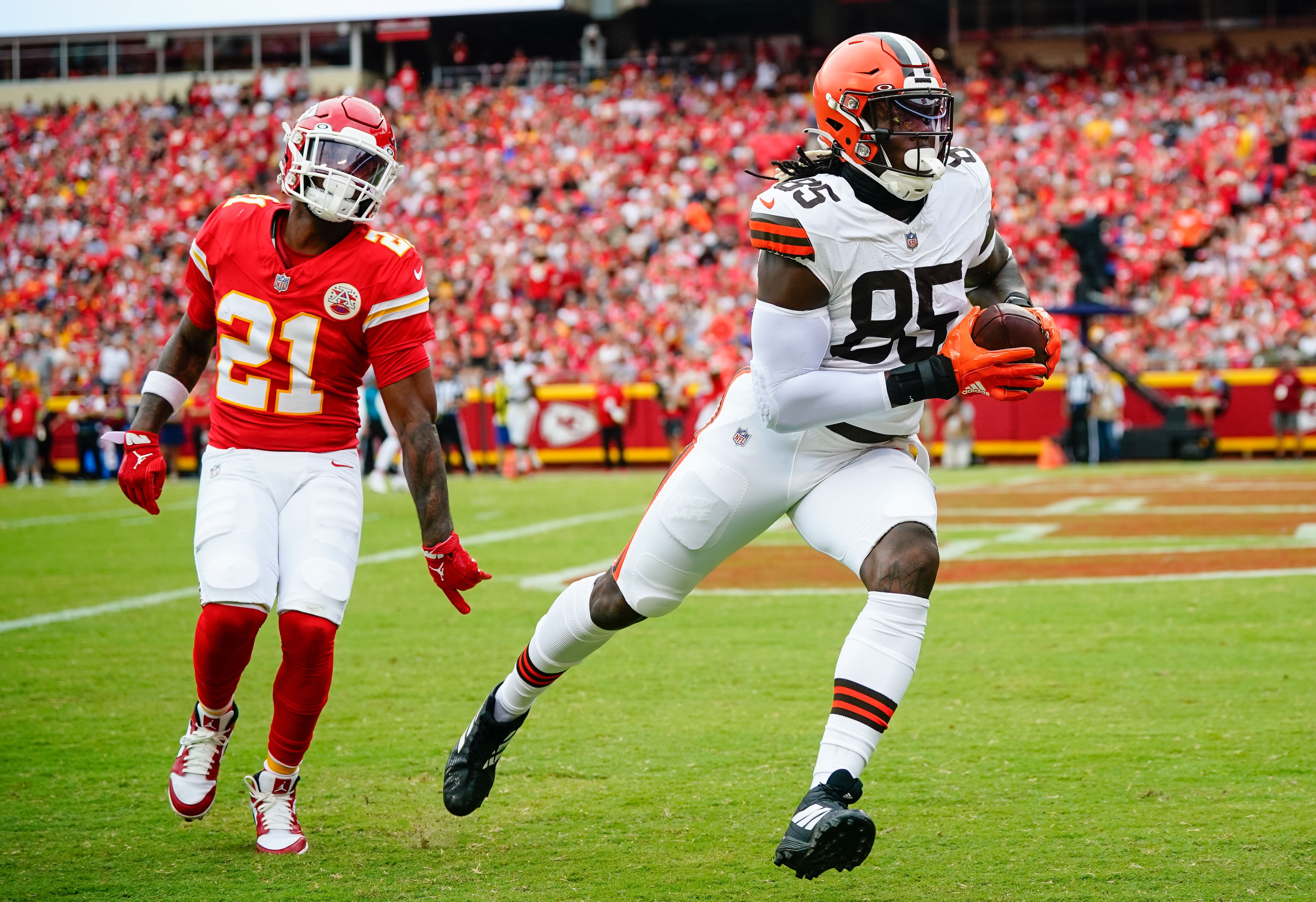 Aug 26, 2023; Kansas City, Missouri, USA; Cleveland Browns tight end David Njoku (85) scores a touchdown against Kansas City Chiefs safety Mike Edwards (21) during the first half at GEHA Field at Arrowhead Stadium.