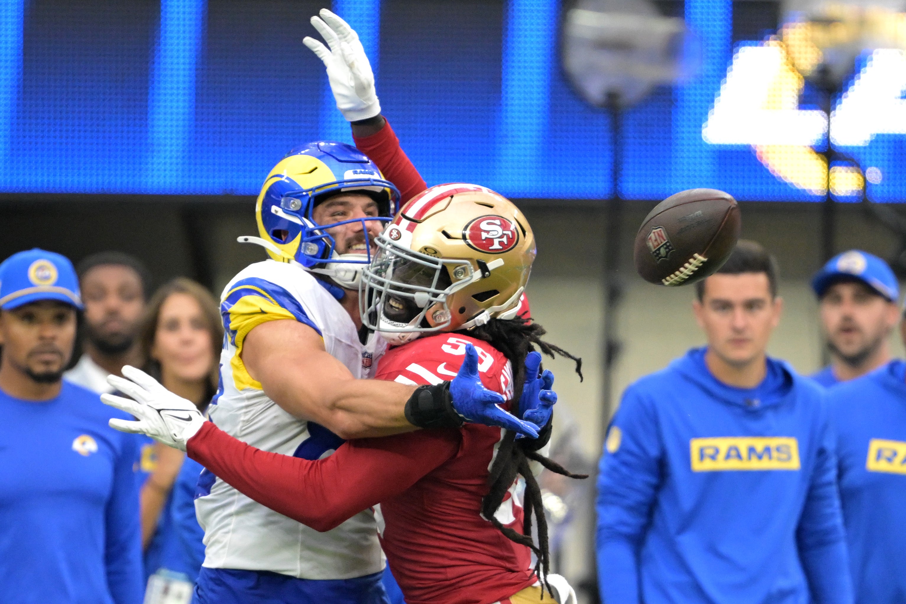San Francisco 49ers linebacker De'Vondre Campbell (59) fouls Los Angeles Rams tight end Tyler Higbee (89) in the fourth quarter at SoFi Stadium.