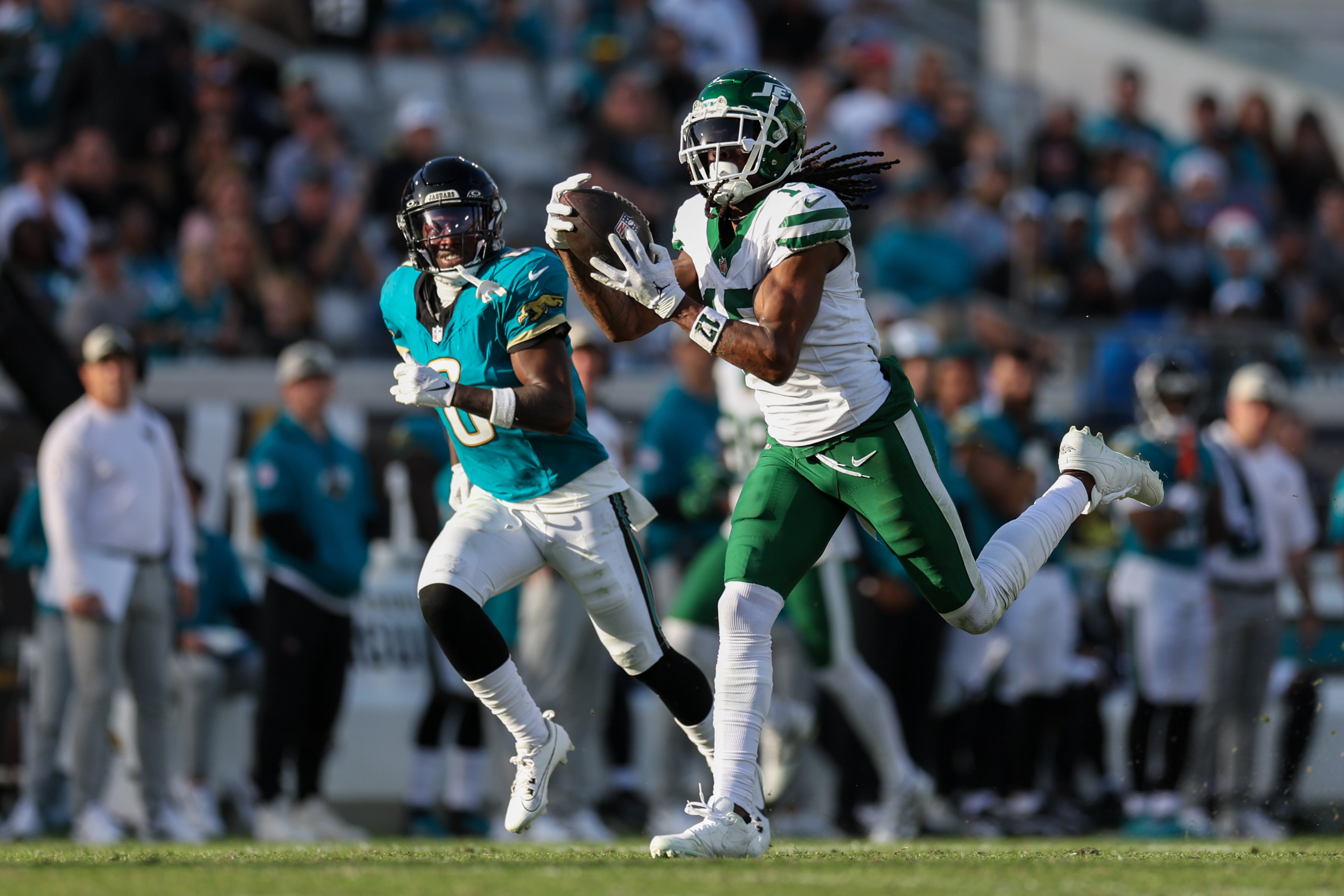 Jets wide receiver Davante Adams (17) receives a pass for a touchdown against the Jaguars.