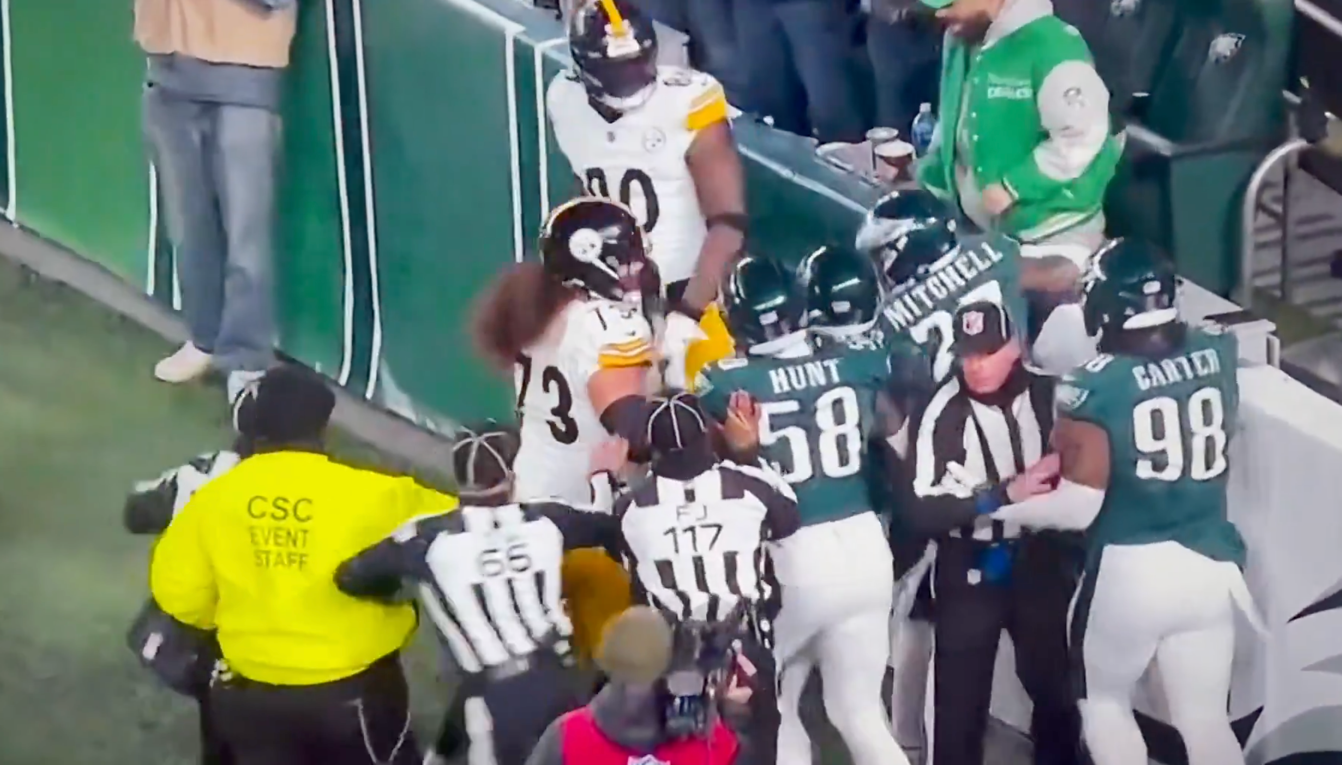 Fight breaks out during Philadelphia Eagles vs. Pittsburgh Steelers Week 15