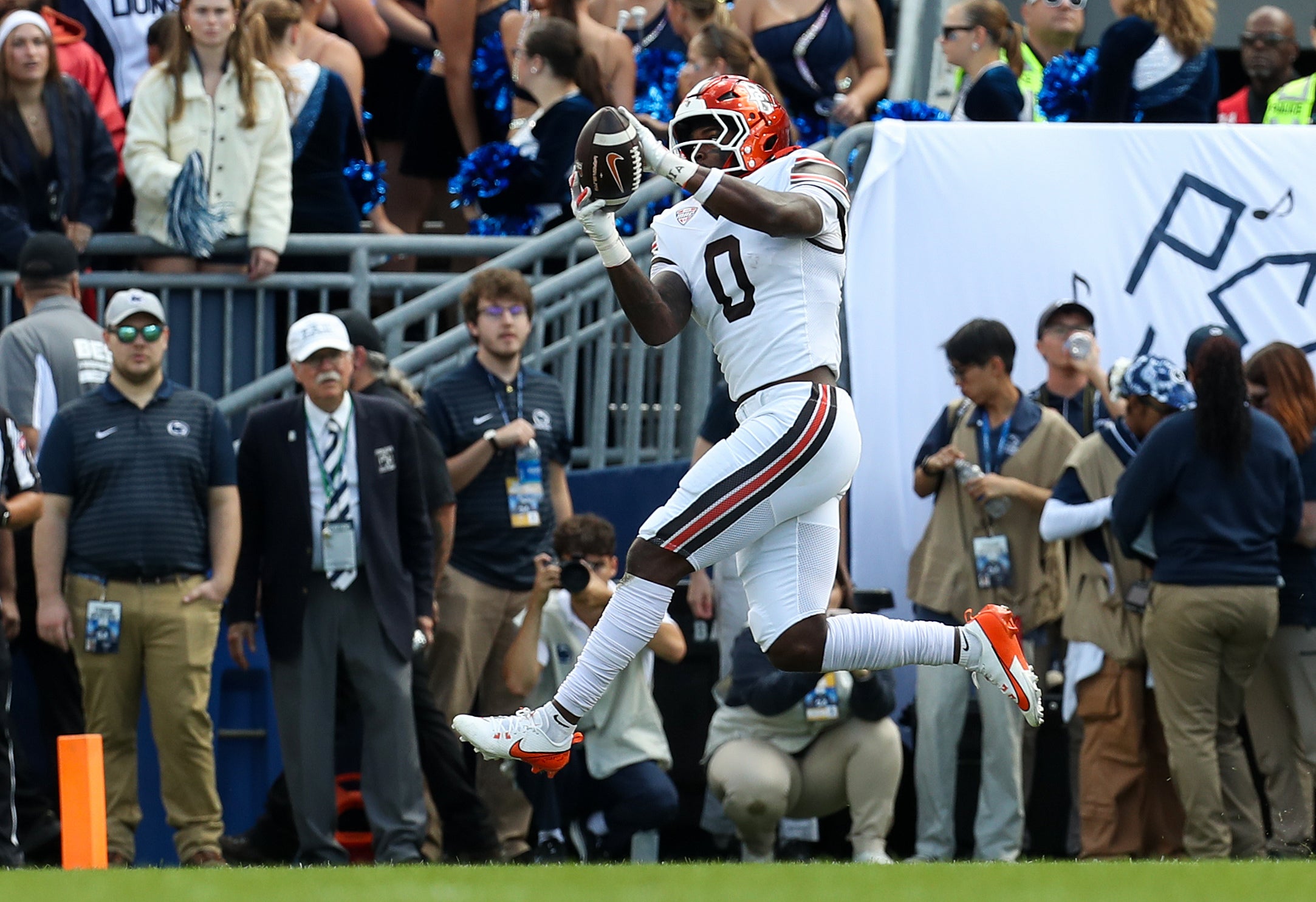 Sep 7, 2024; University Park, Pennsylvania, USA; Bowling Green Falcons tight end Harold Fannin Jr (0) makes a touchdown catch during the first quarter against the Penn State Nittany Lions at Beaver Stadium.
