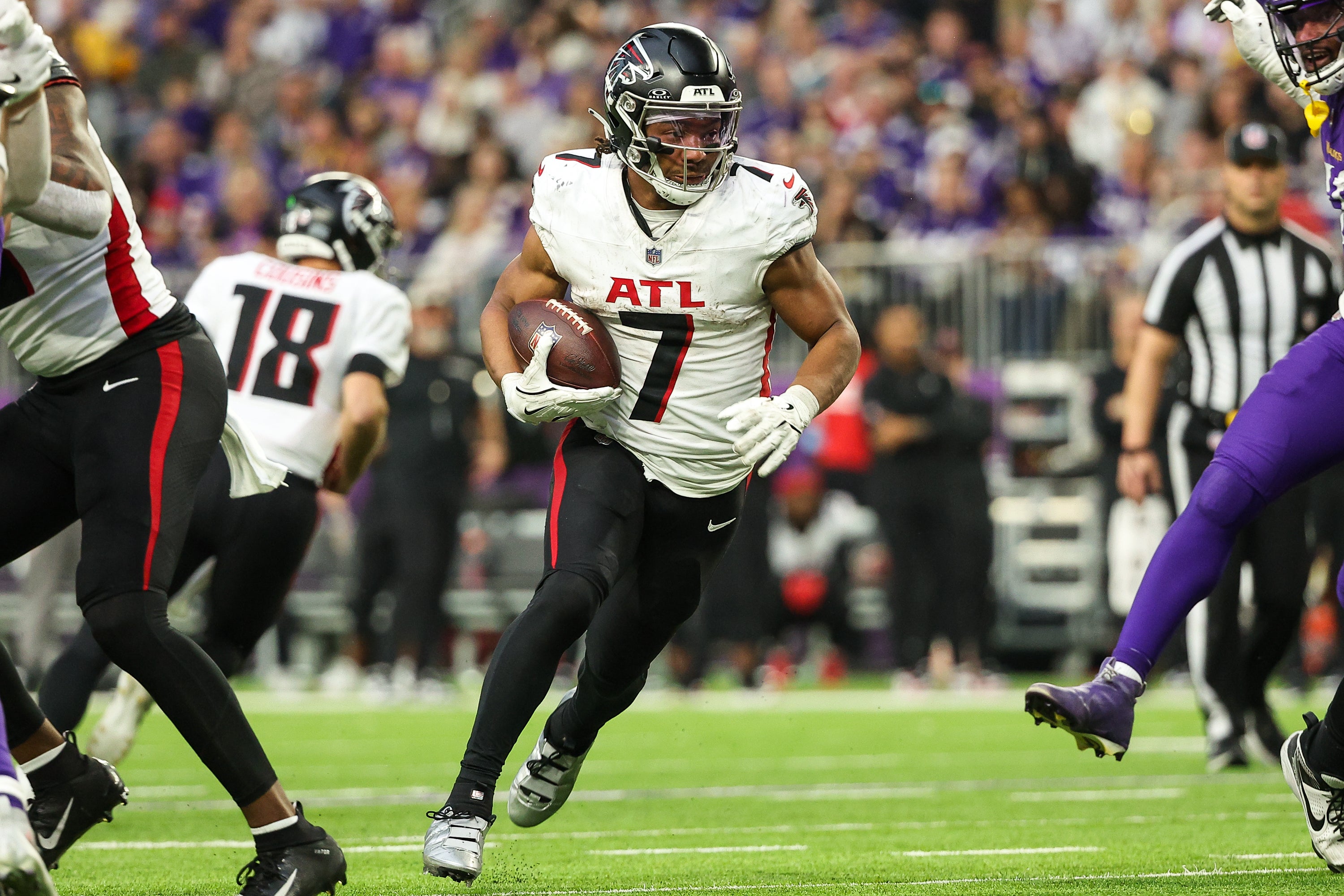 Falcons running back Bijan Robinson (7) runs the ball against the Vikings