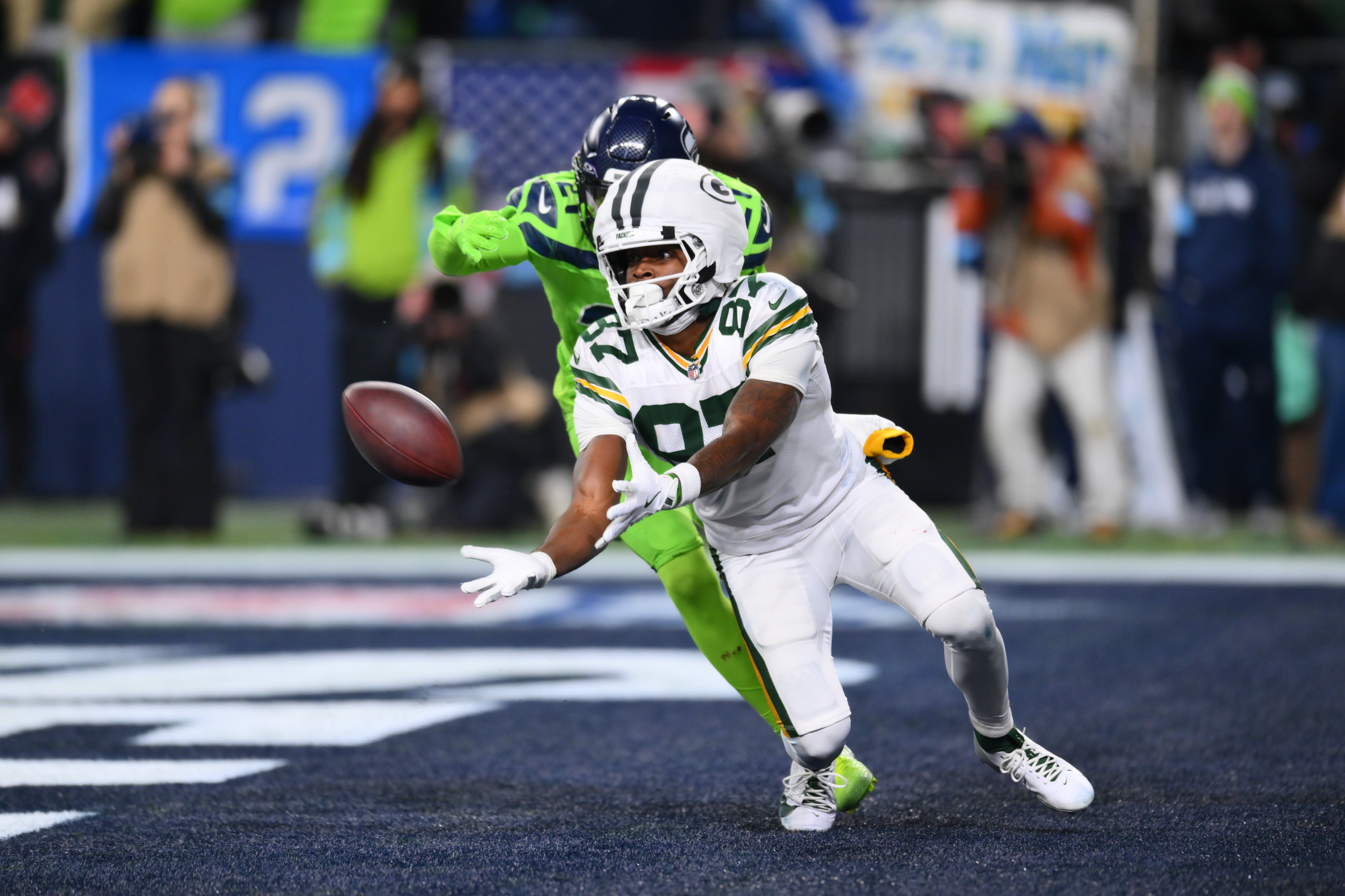 Green Bay Packers wide receiver Romeo Doubs (87) catches a pass for a touchdown while covered by Seattle Seahawks cornerback Devon Witherspoon (21) during the second half at Lumen Field.