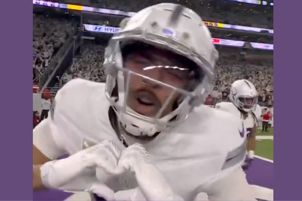 Vikings WR Justin Jefferson has touching tribute for legend Randy Moss after scoring touchdown vs. Bears