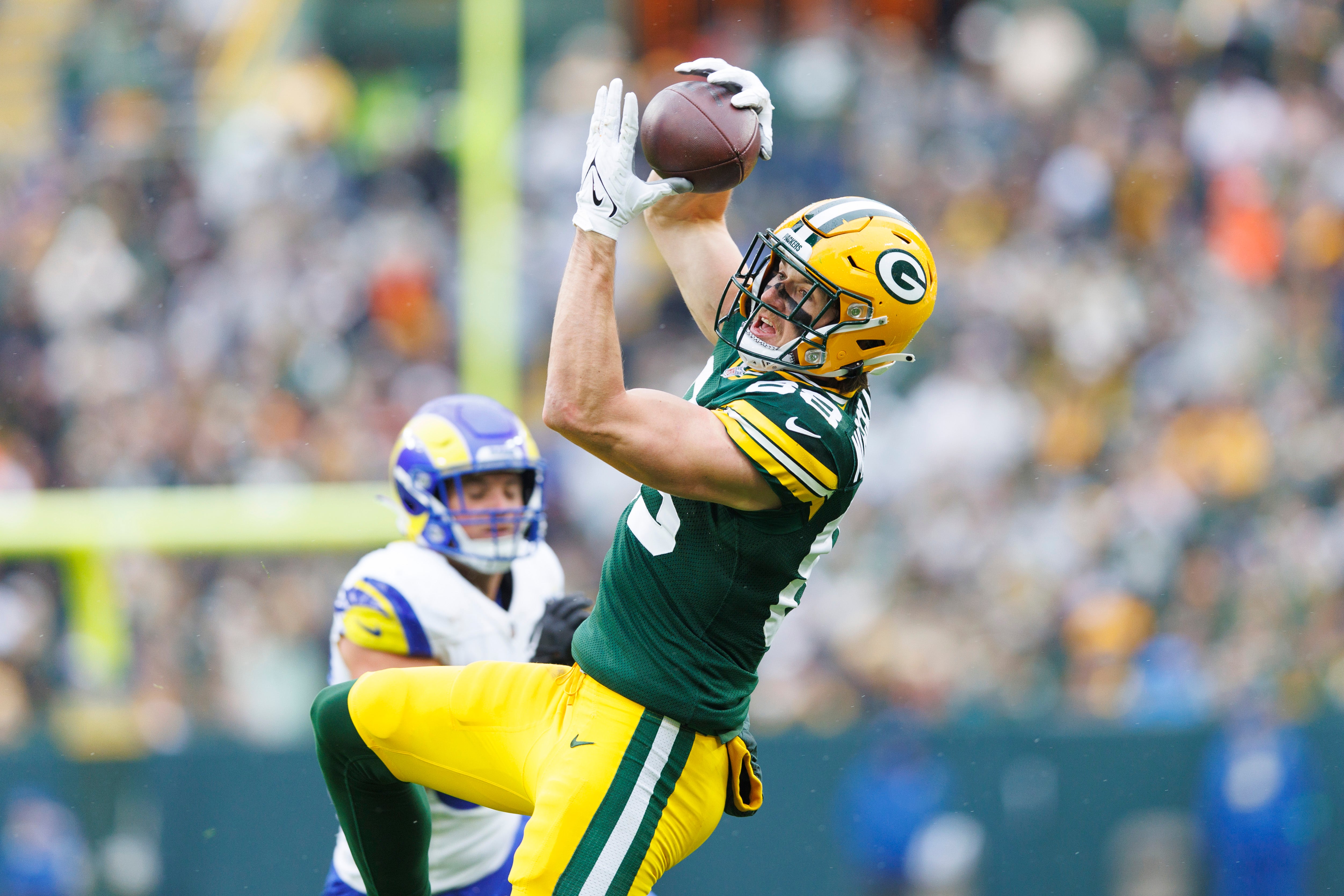 Green Bay Packers tight end Luke Musgrave (88) makes a leaping catch during the third quarter against the Los Angeles Rams at Lambeau Field.