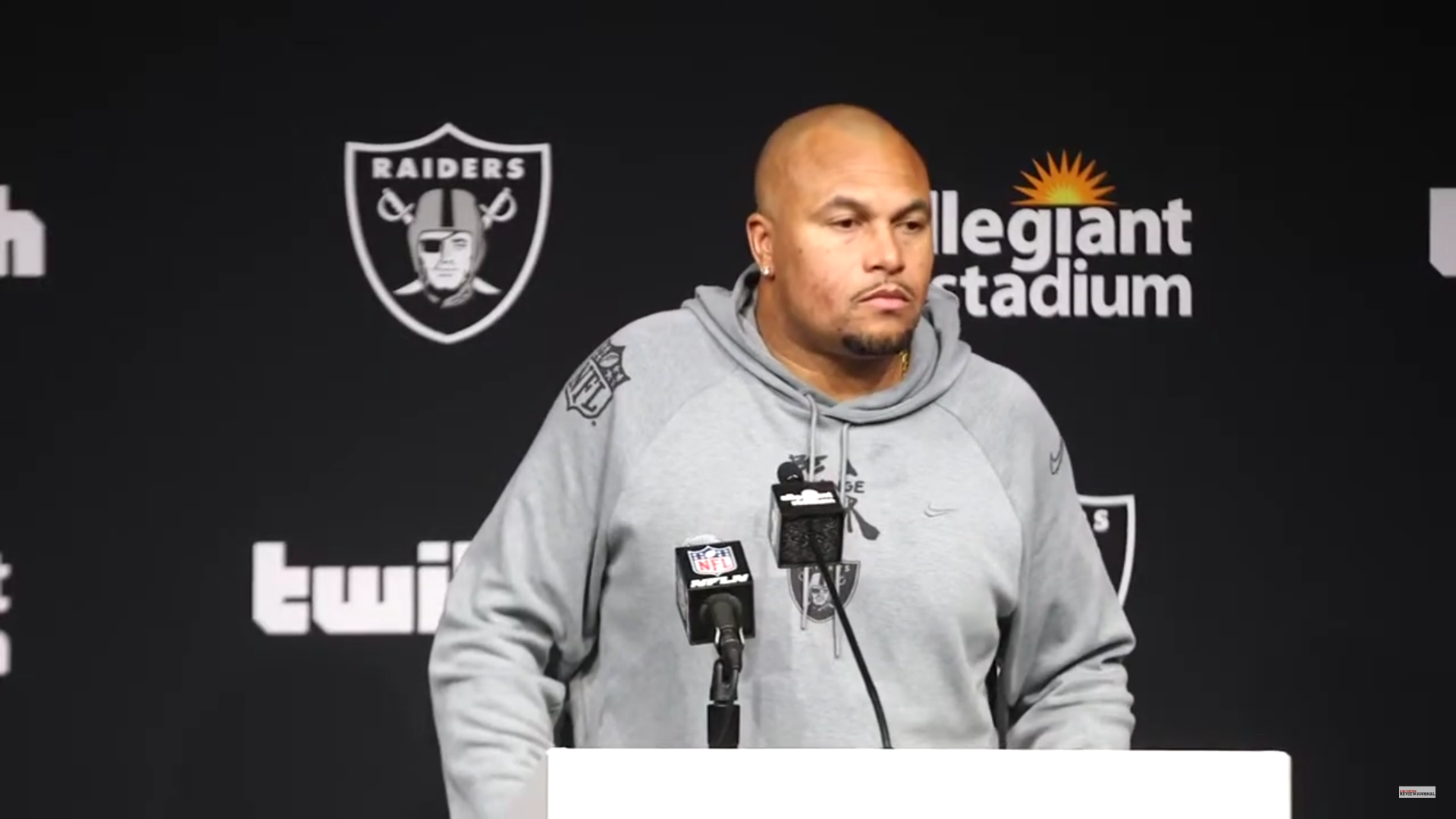 Las Vegas Raiders head coach Antonio Pierce