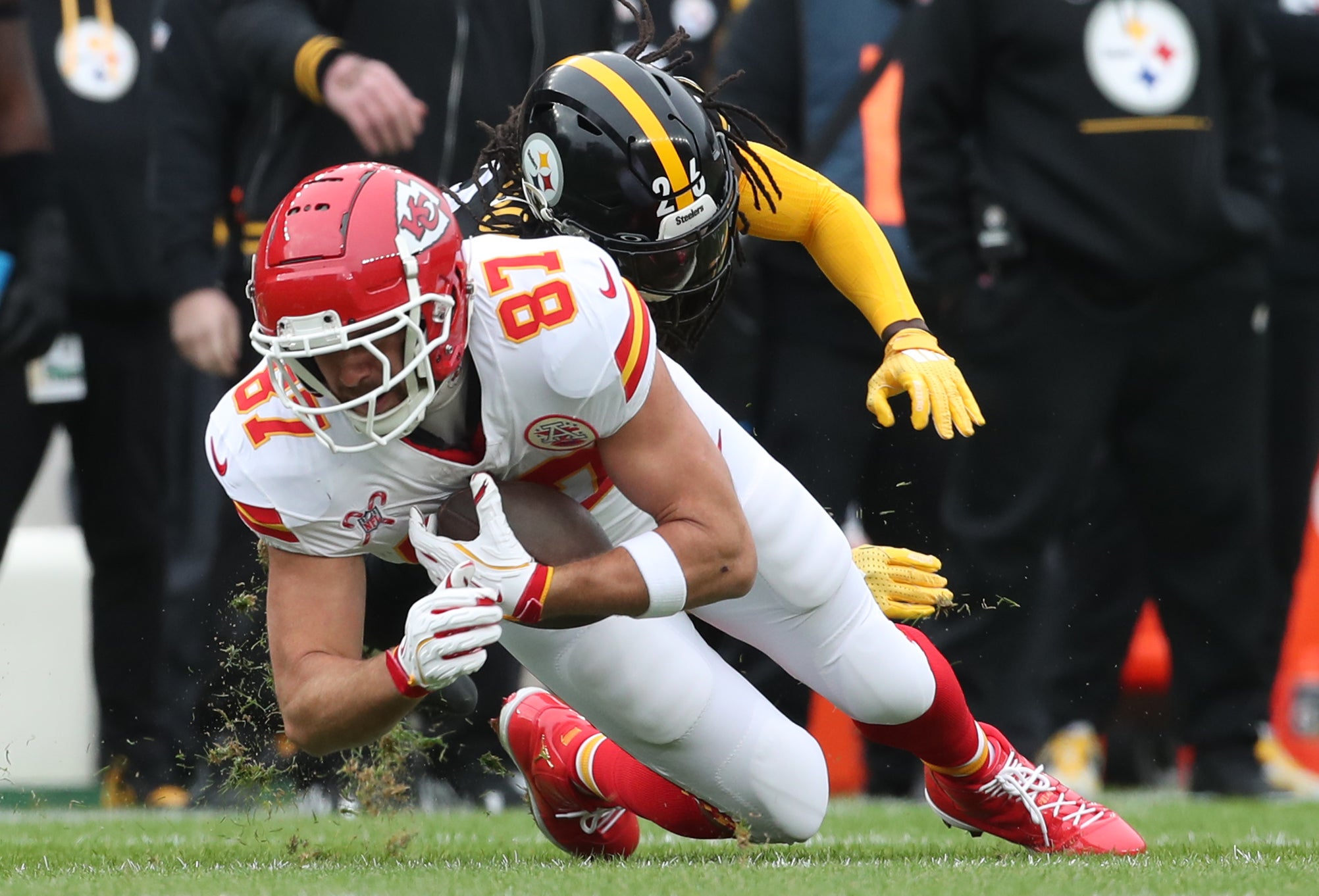 Dec 25, 2024; Pittsburgh, Pennsylvania, USA; Kansas City Chiefs tight end Travis Kelce (87) makes a catch against Pittsburgh Steelers cornerback Donte Jackson (26) during the first quarter at Acrisure Stadium. 