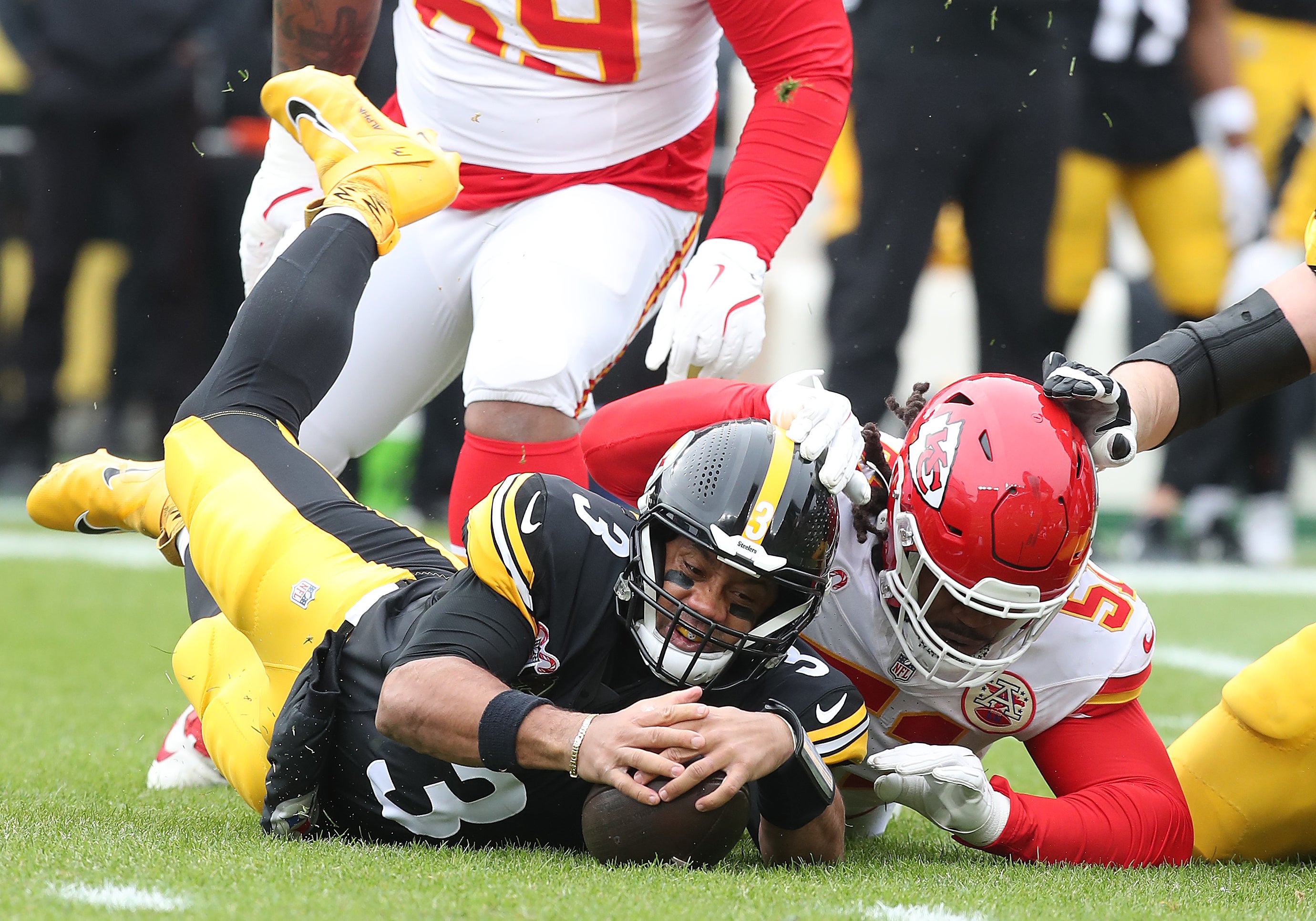 Steelers quarterback Russell Wilson (3) recovers his own fumble ahead of Chiefs defensive end Mike Danna.