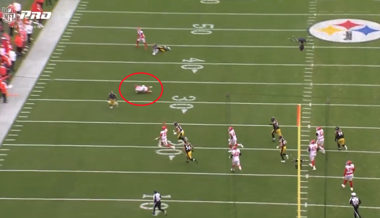 Chiefs QB Patrick Mahomes flips a pass to RB Samaje Perine.