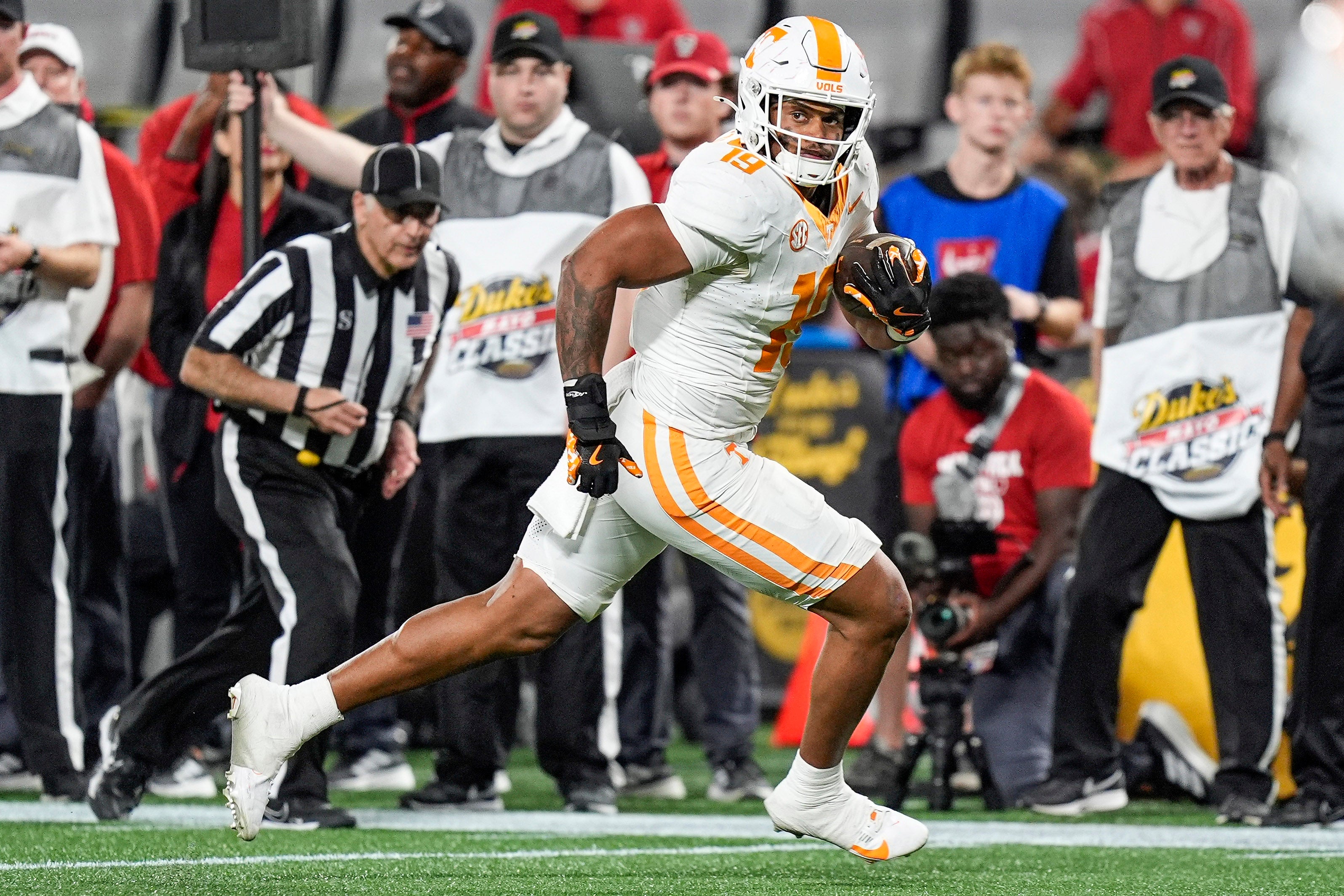 Sep 7, 2024; Charlotte, North Carolina, USA; Tennessee Volunteers tight end Holden Staes (19) runs for a touchdown against the North Carolina State Wolfpack during the second half at the Dukes Mayo Classic at Bank of America Stadium.