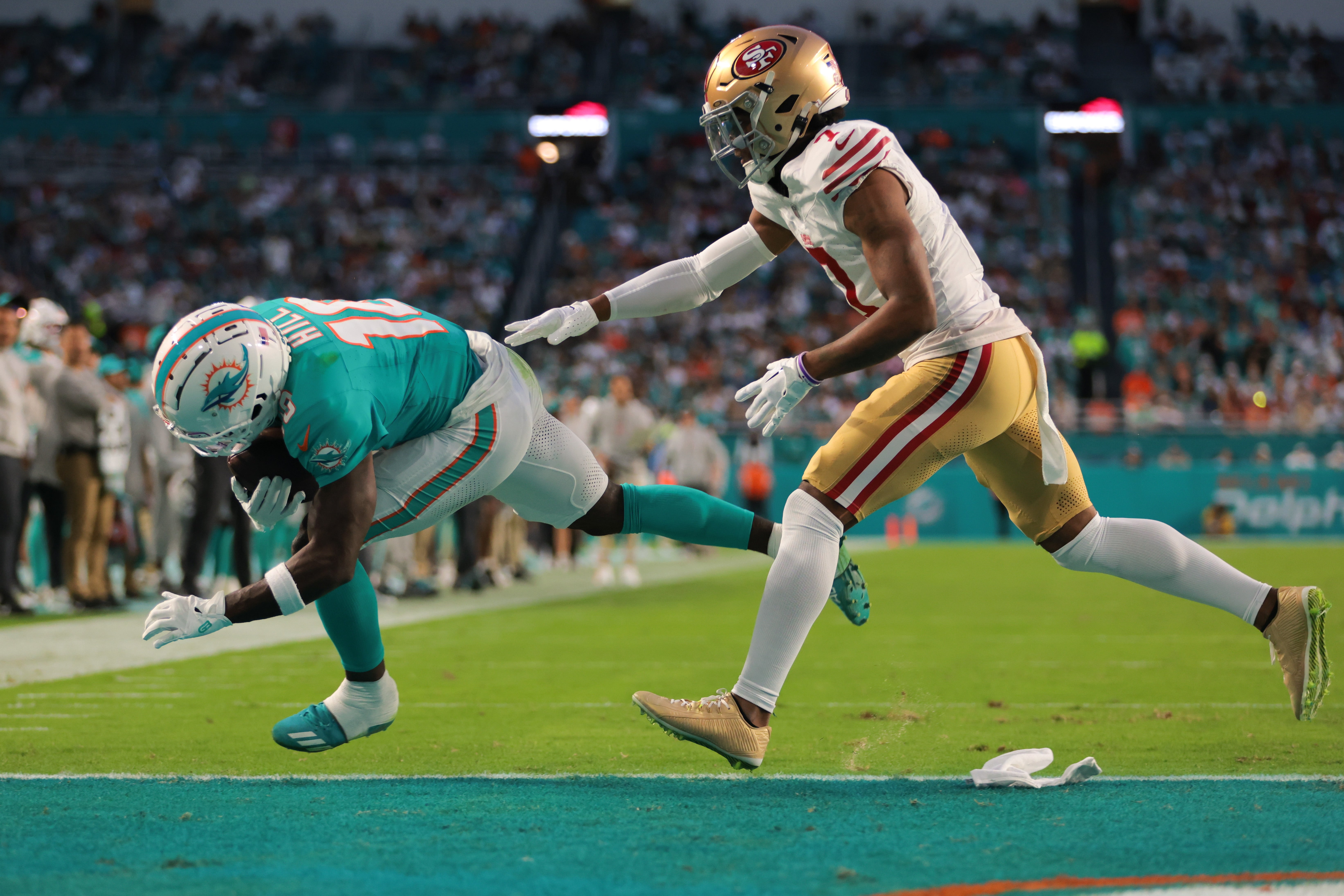 Miami Dolphins wide receiver Tyreek Hill (10) scores a touchdown past San Francisco 49ers cornerback Charvarius Ward (7) during the second quarter at Hard Rock Stadium.