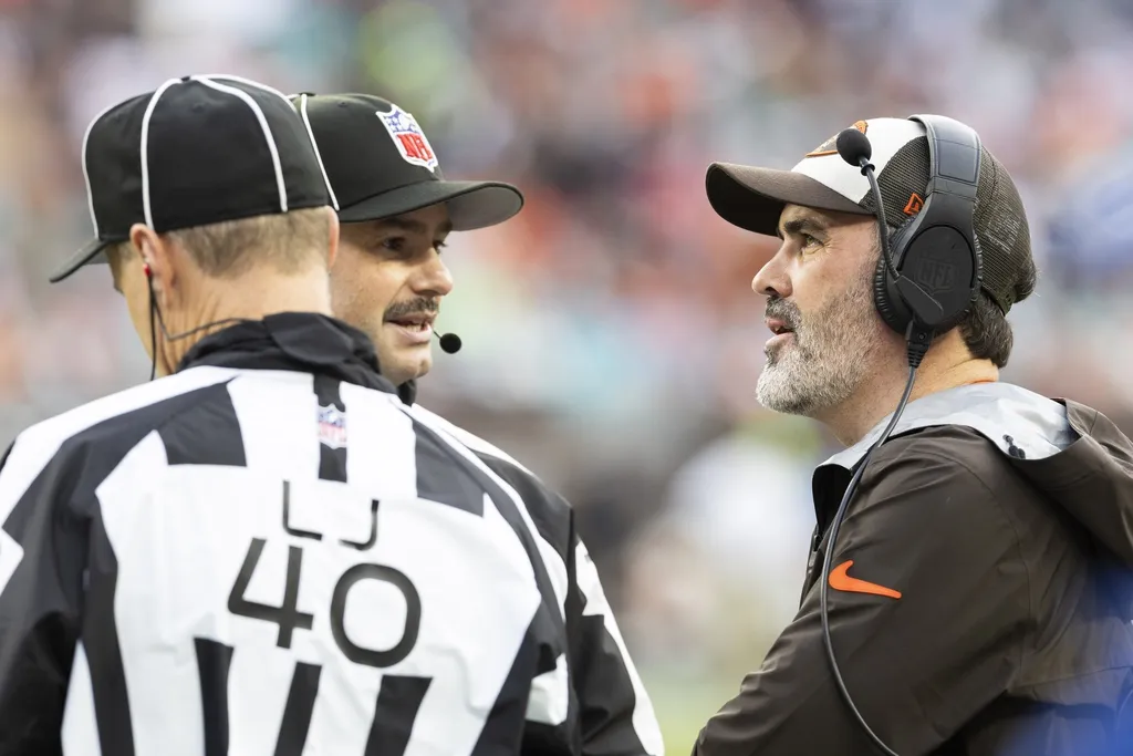 Cleveland Browns head coach Kevin Stefanski talks with field judge Ryan Dickson (25) during the first quarter at Huntington Bank Field.