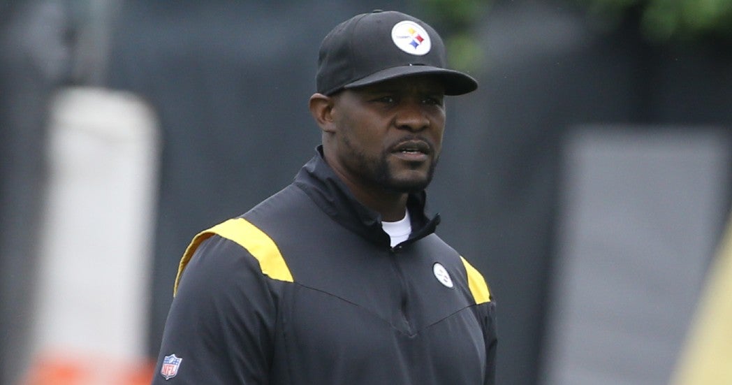 Jun 9, 2022; Pittsburgh, Pennsylvania, USA; Pittsburgh Steelers senior defensive assistant/linebackers coach Brian Flores (left) and offensive coordinator Matt Canada (right) participate in minicamp at UPMC Rooney Sports Complex.