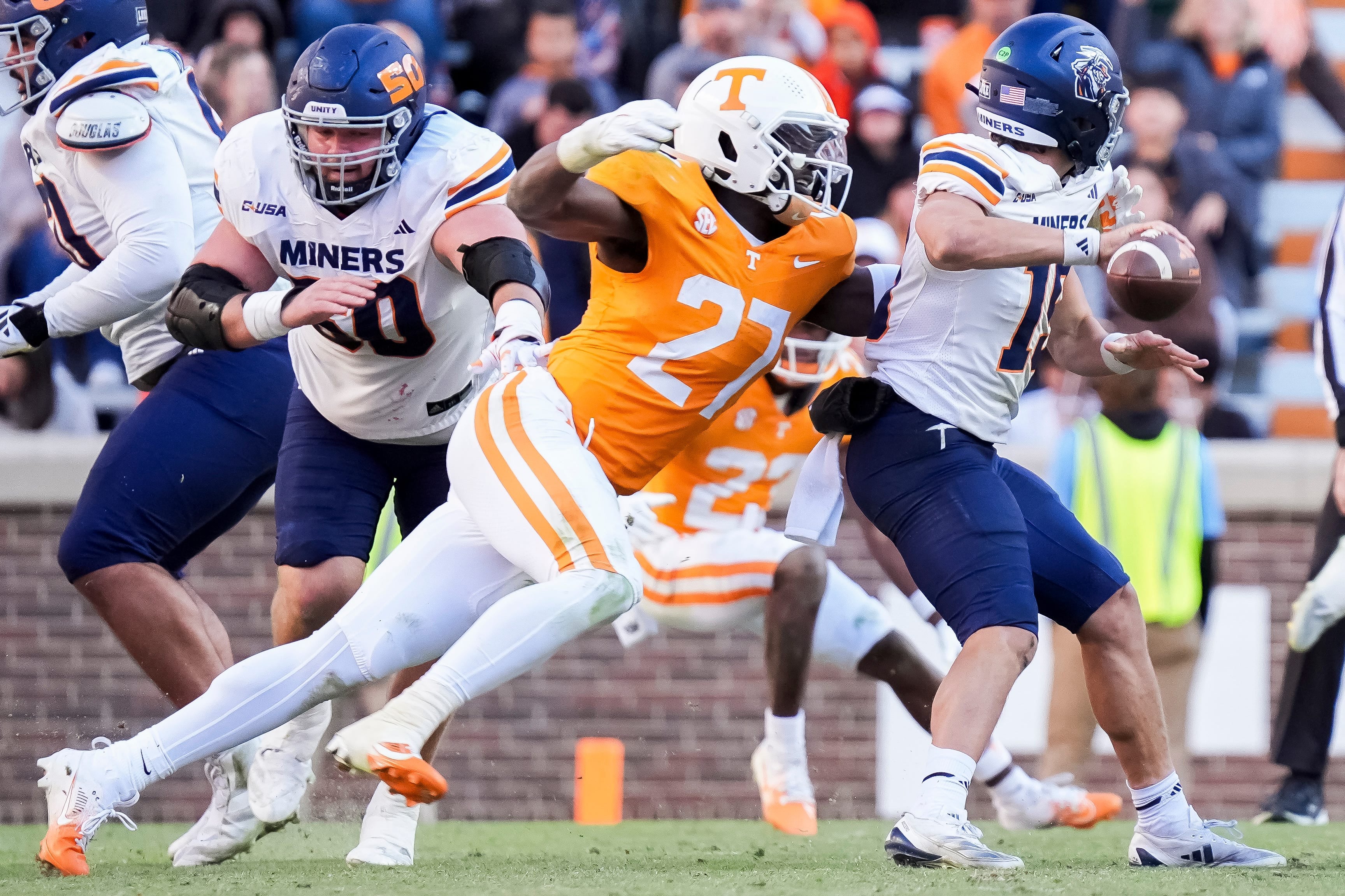 Tennessee Volunteers defensive lineman James Pearce Jr. (27) sacks UTEP Miners quarterback JP Pickles (19) at Neyland Stadium.