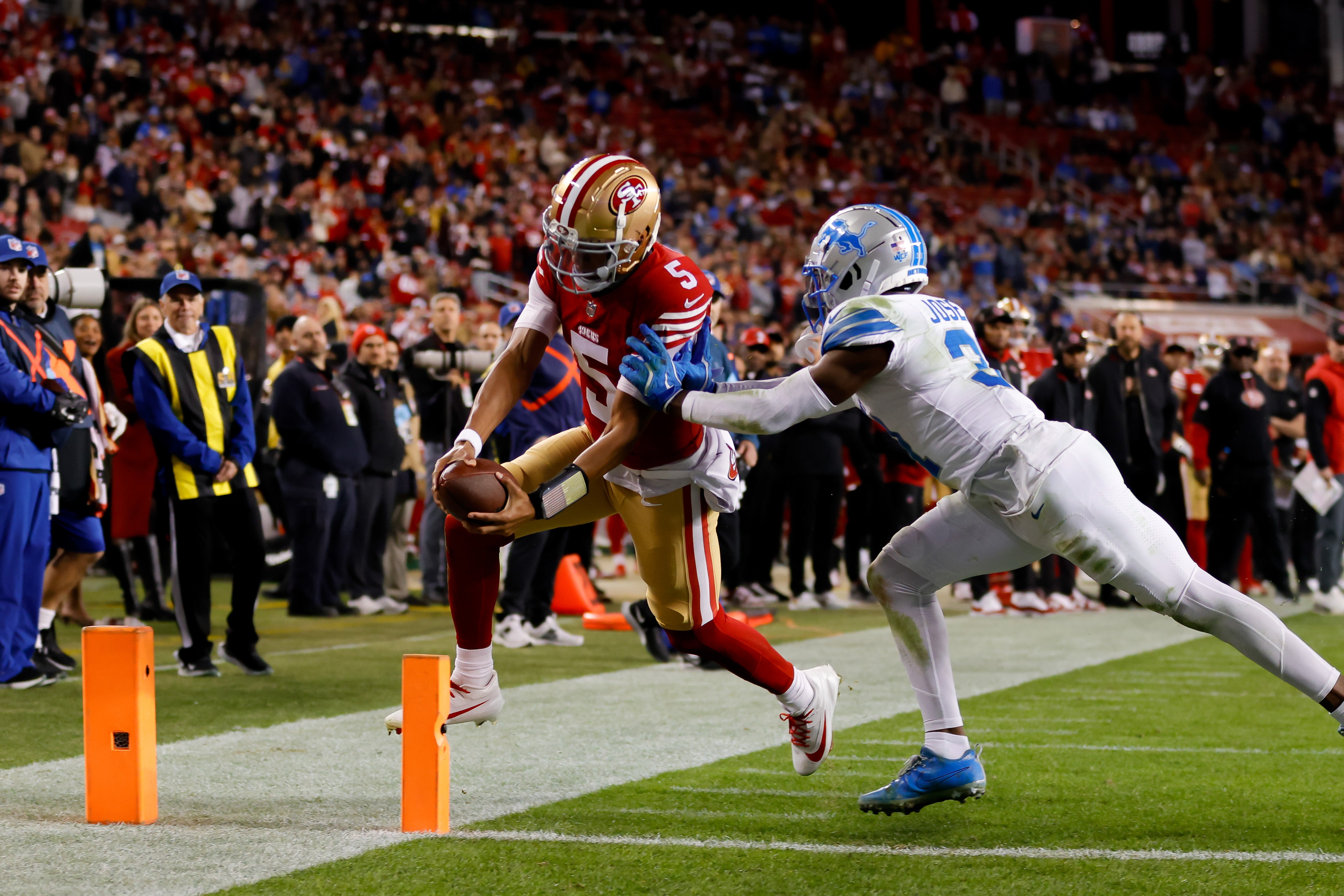 San Francisco 49ers quarterback Joshua Dobbs (5) scores a touchdown against the Detroit Lions during the fourth quarter at Levi's Stadium.