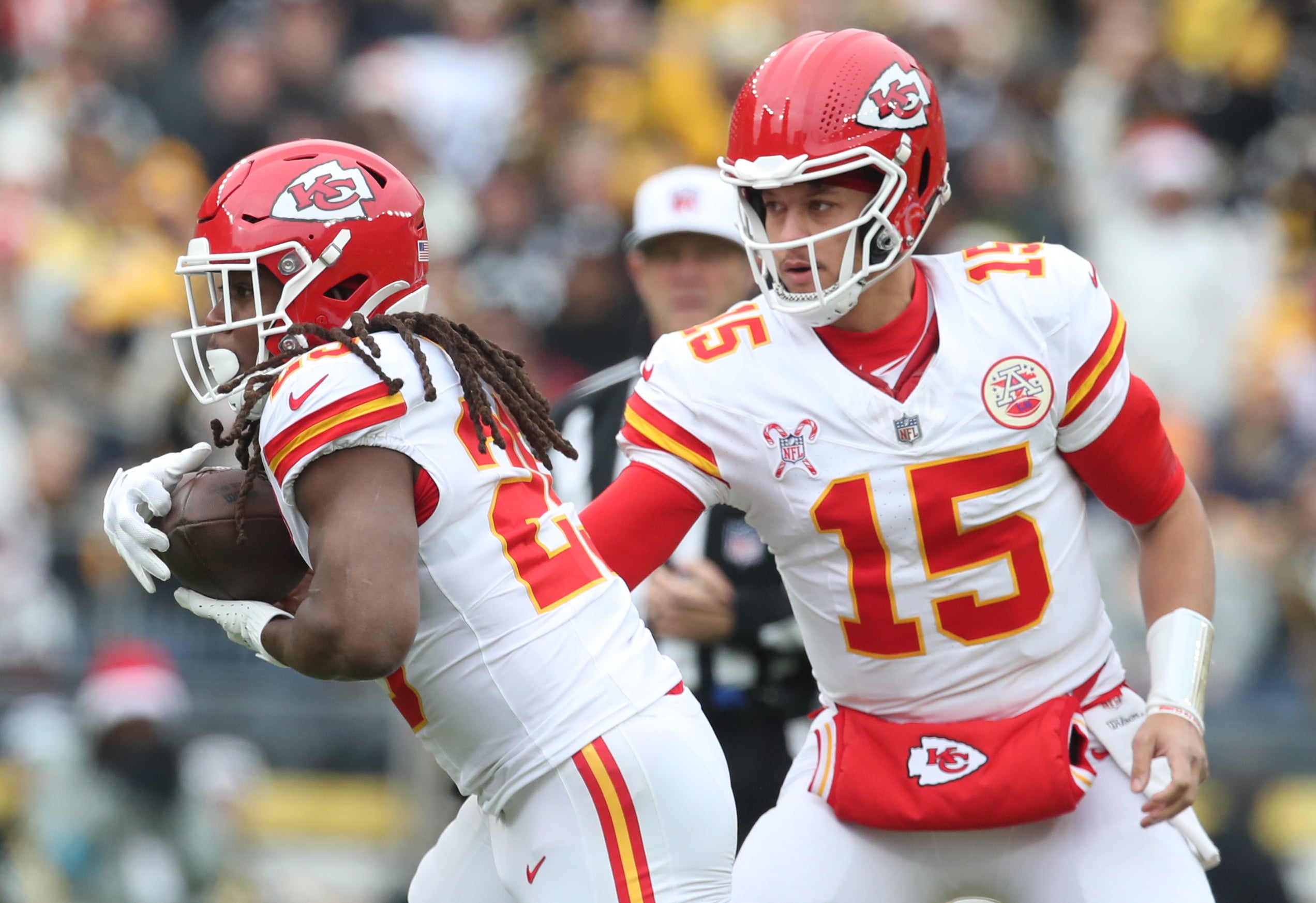 Chiefs running back Kareem Hunt (29) takes a hand-off from quarterback Patrick Mahomes (15) against the Steelers.