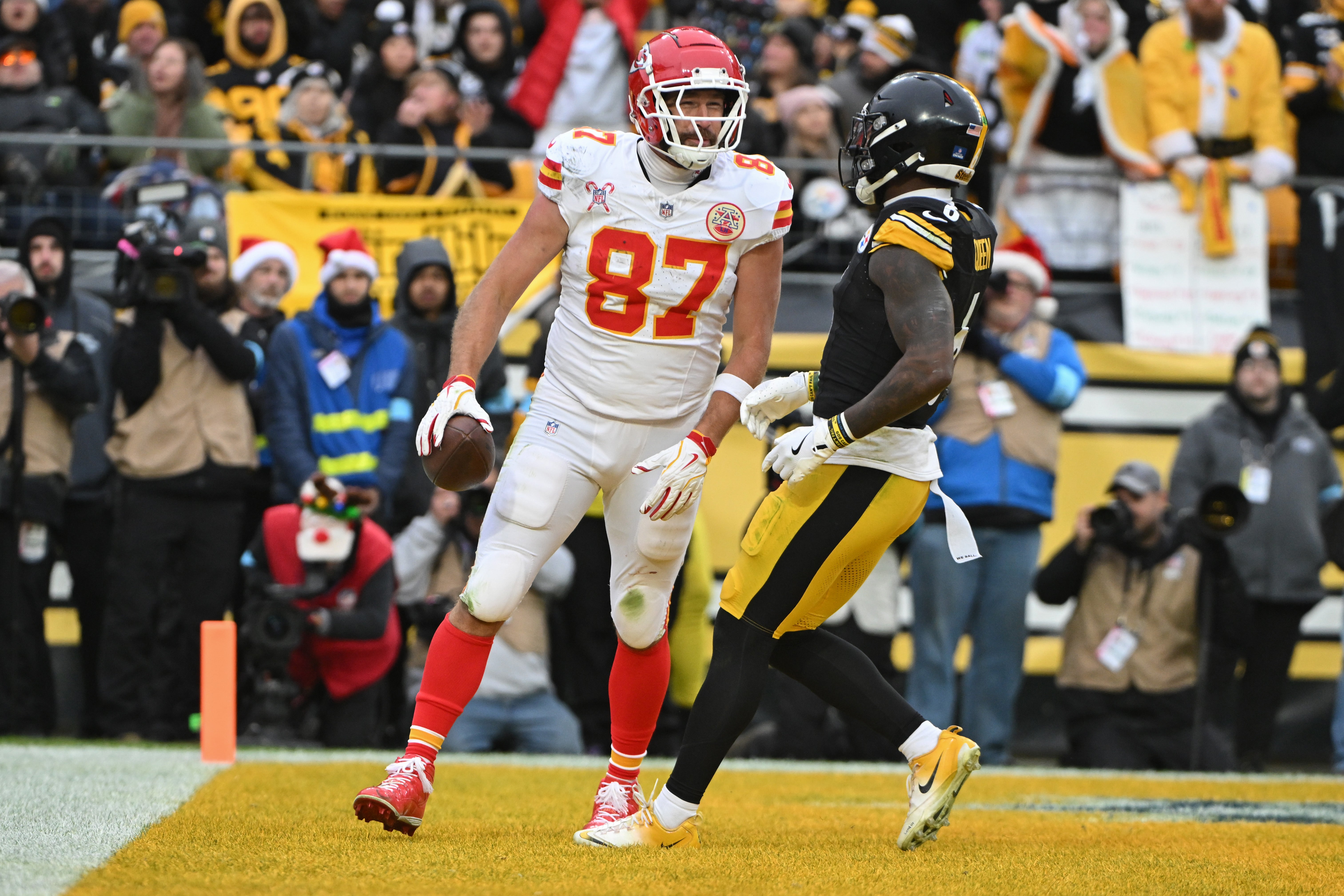Chiefs tight end Travis Kelce (87) celebrates a touchdown in front of Steelers linebacker Patrick Queen