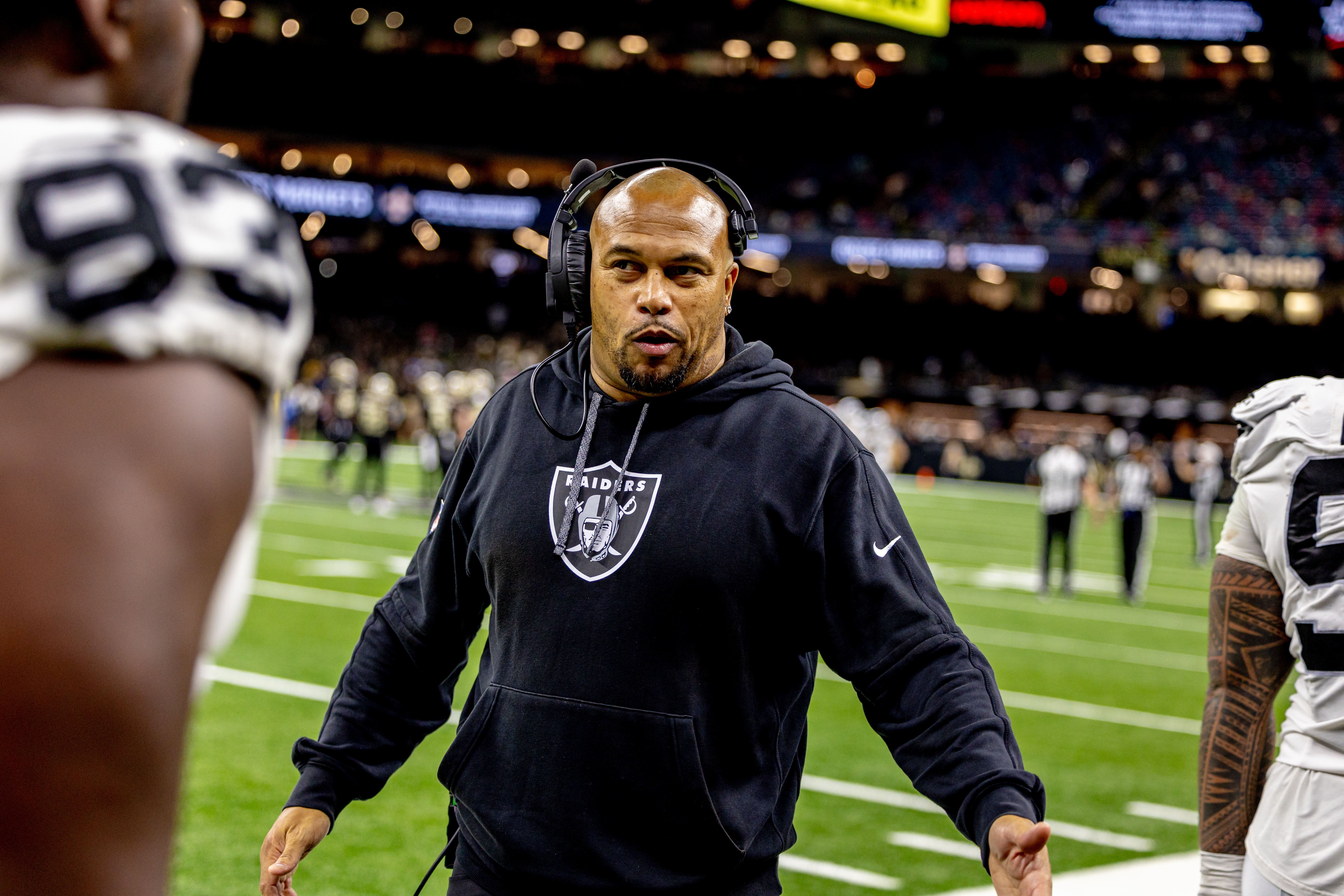 Las Vegas Raiders head coach Antonio Pierce