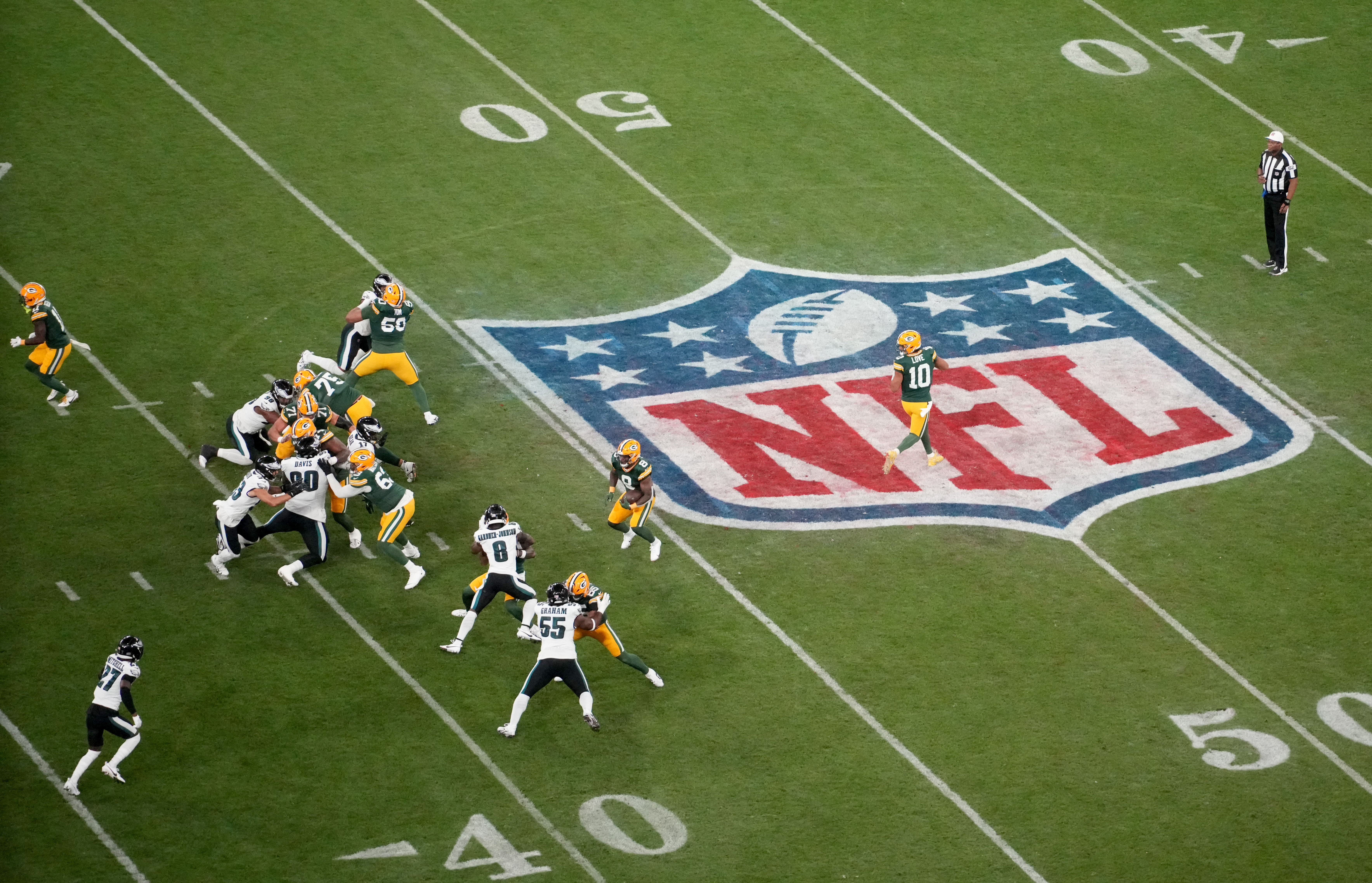 Green Bay Packers quarterback Jordan Love (10) drops to pass during the first quarter against the Philadelphia Eagles at Neo Quimica Arena.