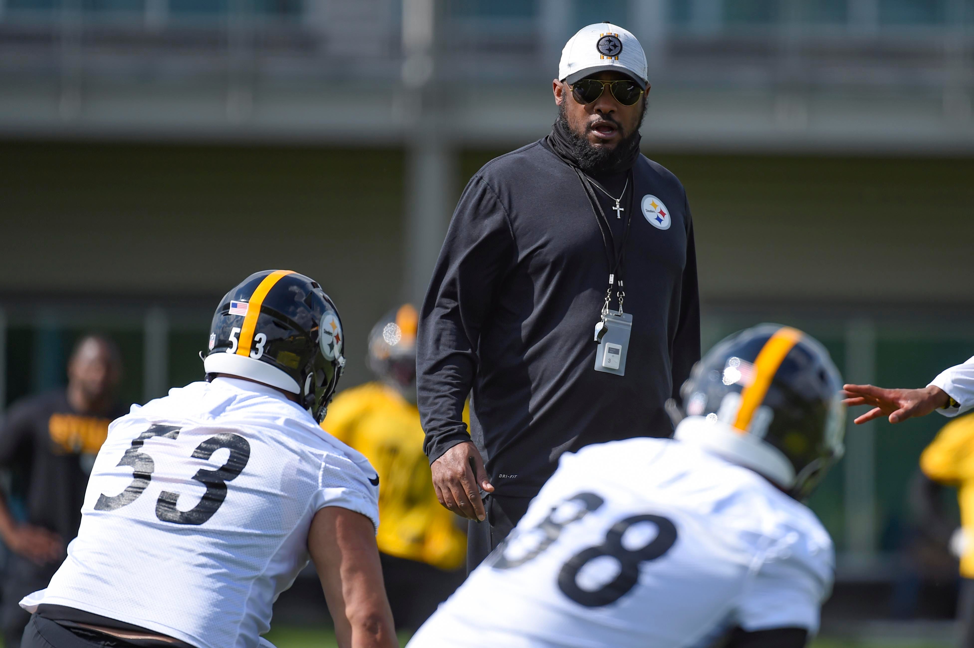 May 4, 2021; Pittsburgh, PA, USA; Pittsburgh Steelers head coach Mike Tomlin practices at the UPMC Rooney Sports Complex during rookie minicamp, Friday, May 14, 2021 in Pittsburgh, PA.