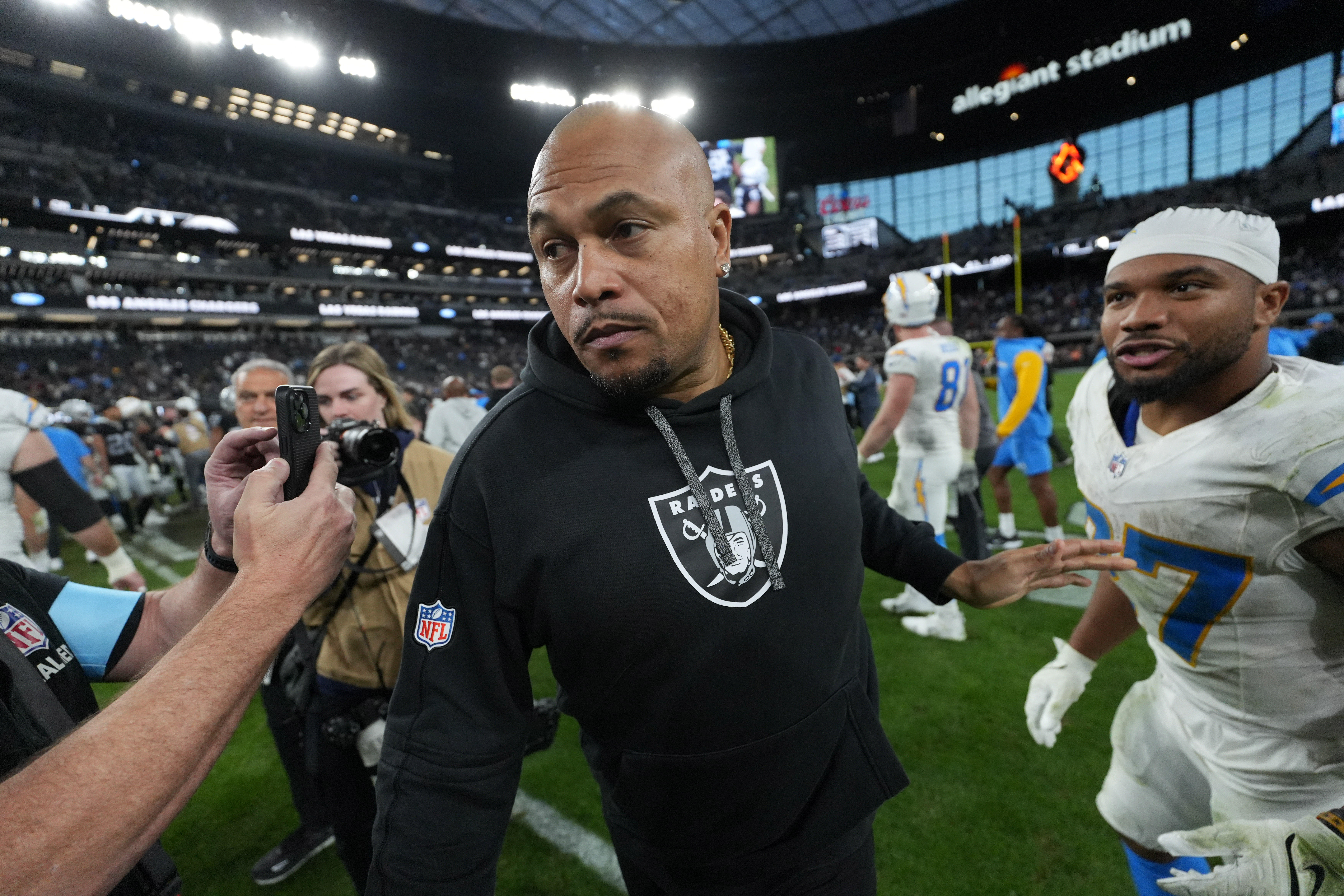 Las Vegas Raiders head coach Antonio Pierce