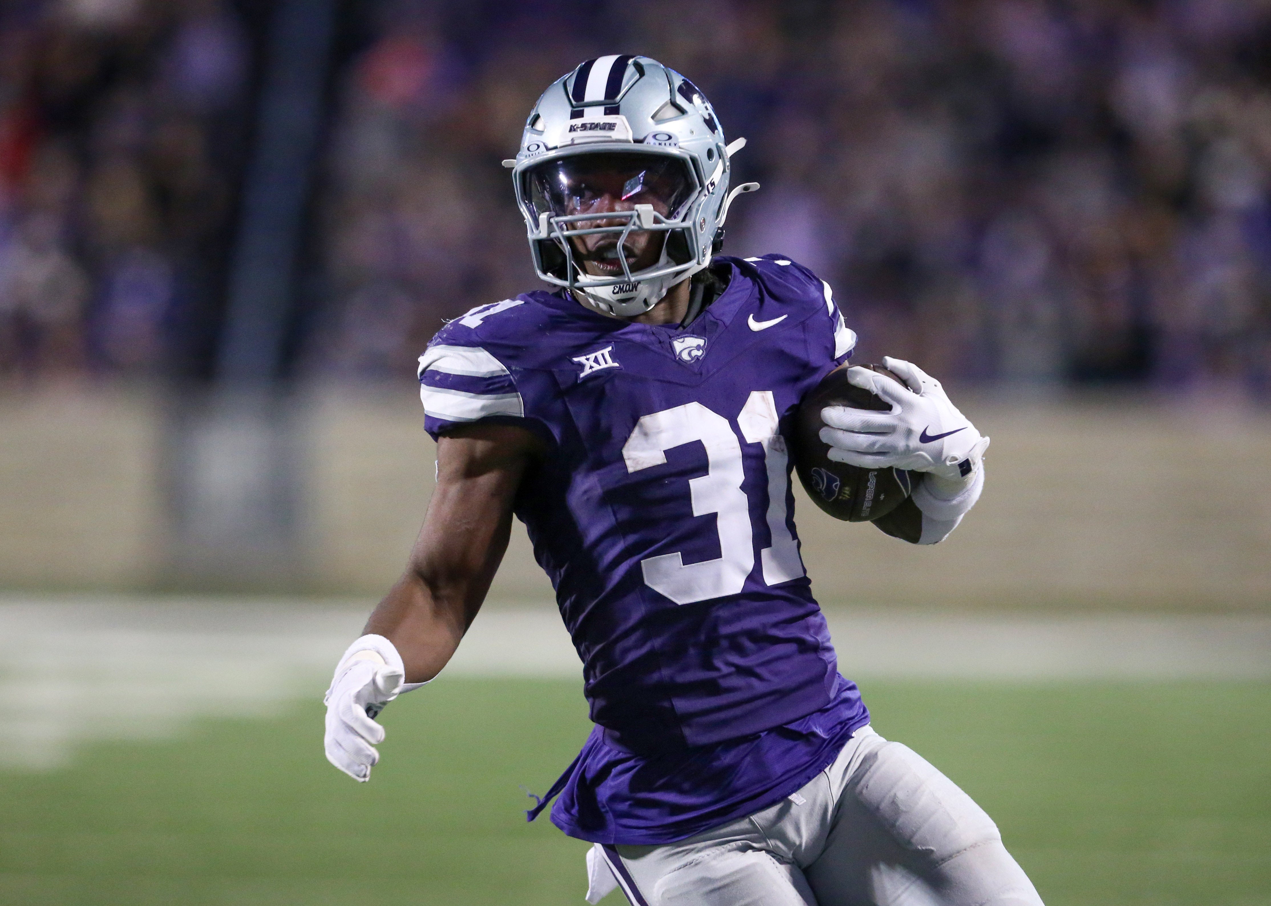 Kansas State Wildcats running back DJ Giddens (31) carries the ball during the fourth quarter against the Cincinnati Bearcats at Bill Snyder Family Football Stadium.