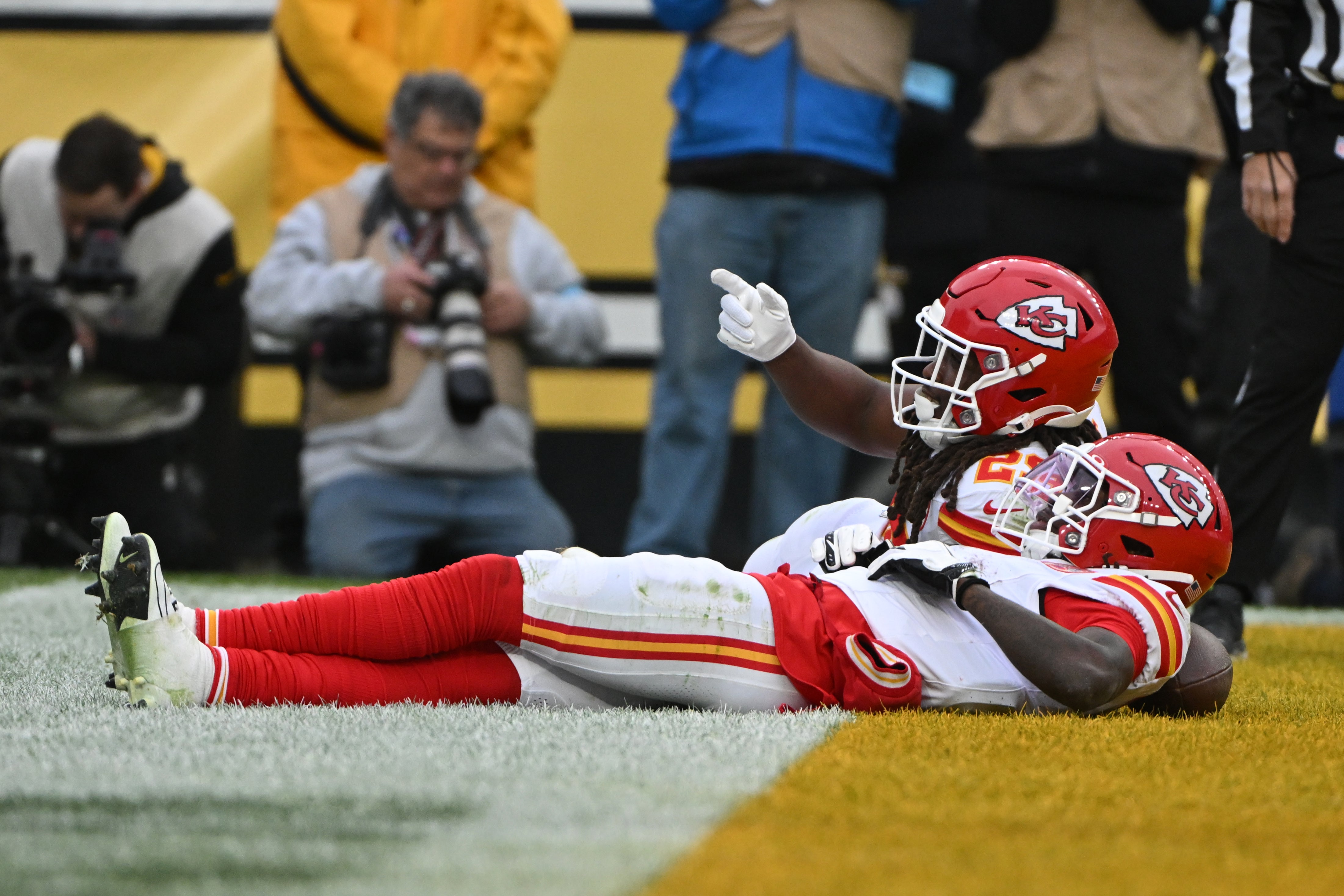 Chiefs running back Kareem Hunt (29) and wide receiver Xavier Worthy (1) celebrate a touchdown against the Steelers.
