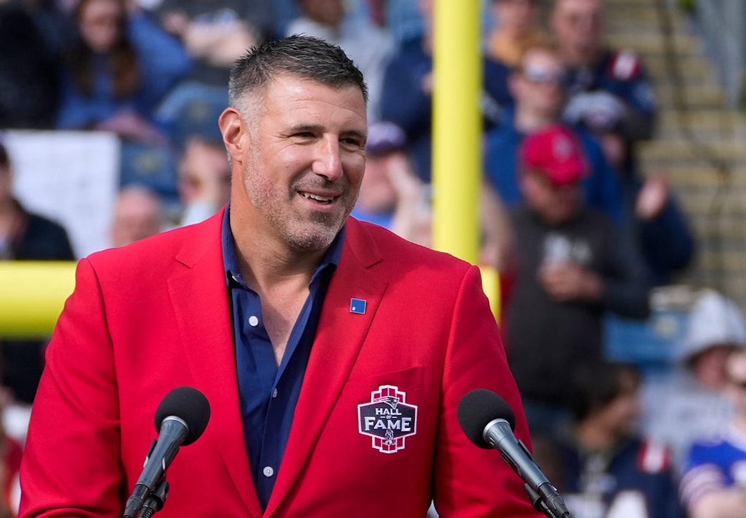 Mike Vrabel thanks Patriots fans during a halftime celebration, after being inducted into the Patriots Hall of Fame.