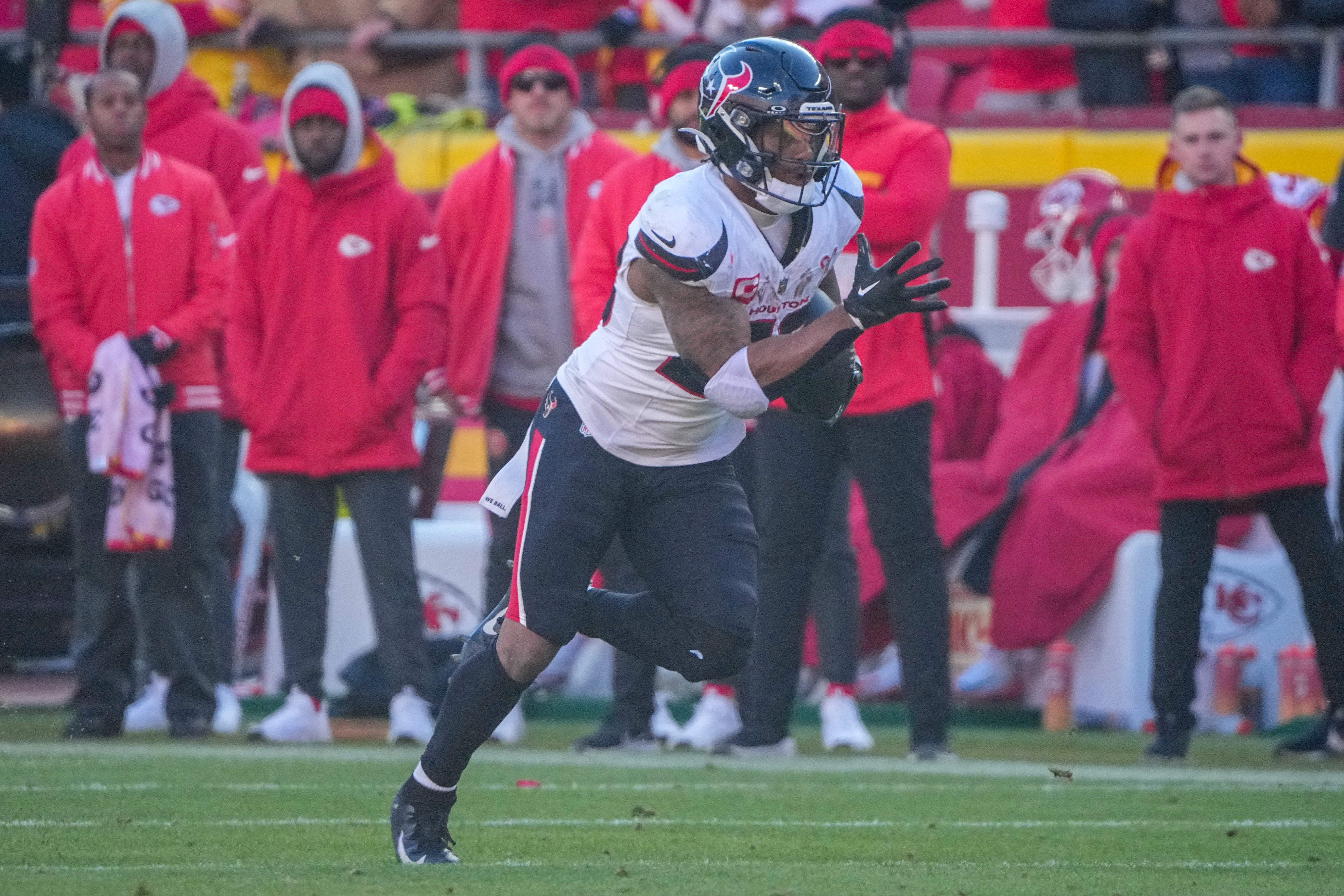 Texans running back Joe Mixon (28) returns a kick against the Chiefs