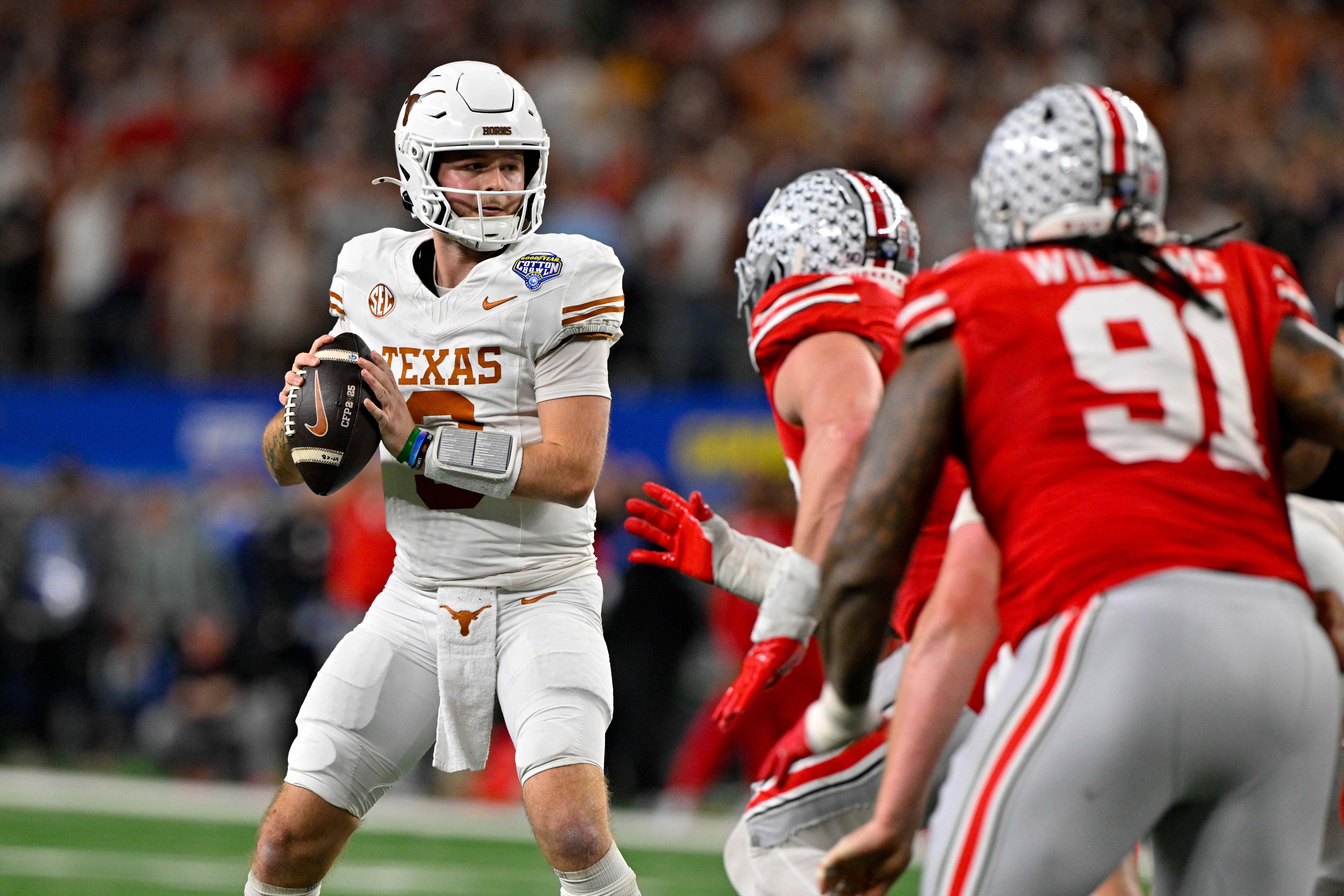 Texas Longhorns quarterback Quinn Ewers (3) in action during the game between the Texas Longhorns and the Ohio State Buckeyes at AT&T Stadium.