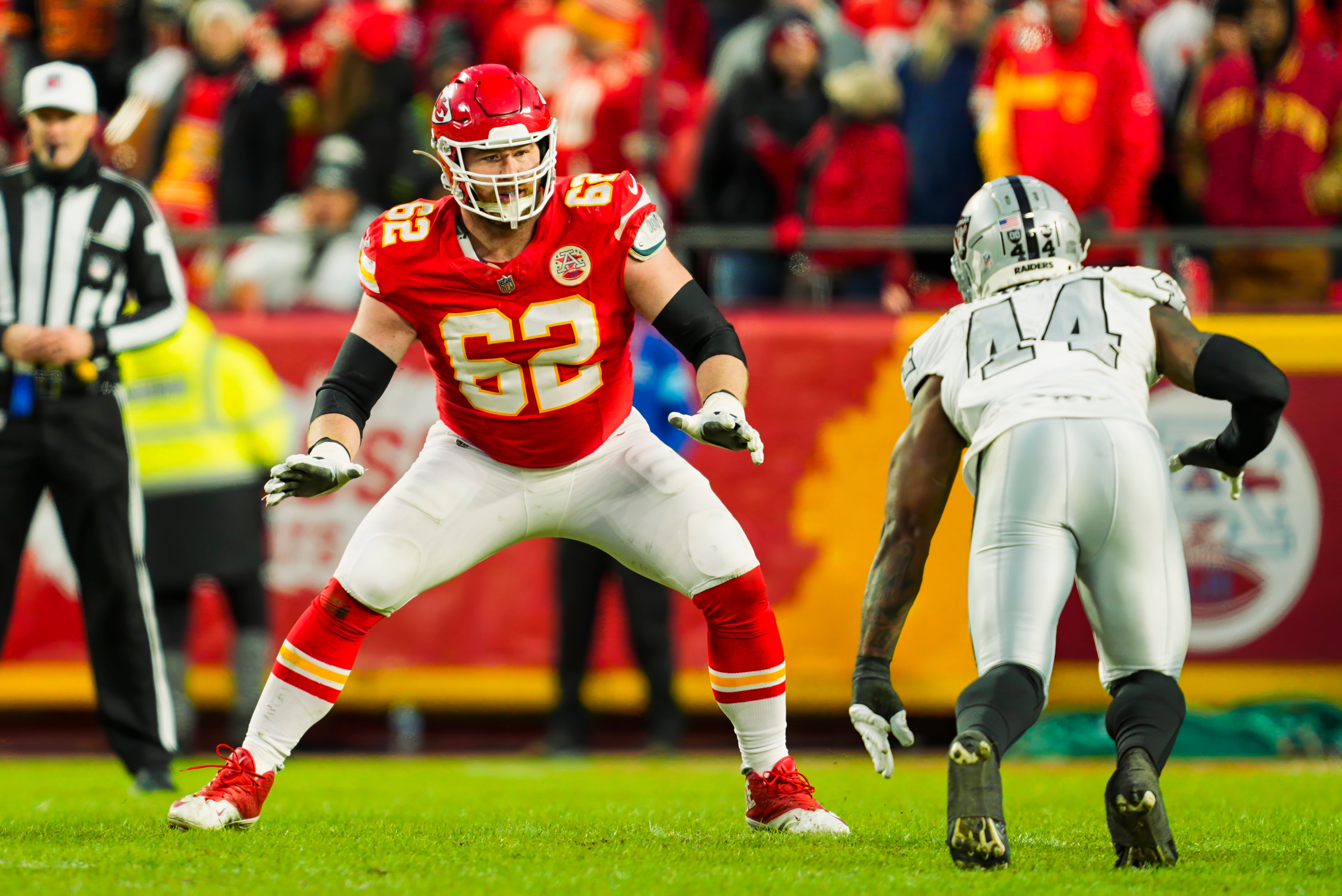Chiefs guard Joe Thuney (62) looks to block against Raiders defensive end K'Lavon Chaisson (44)