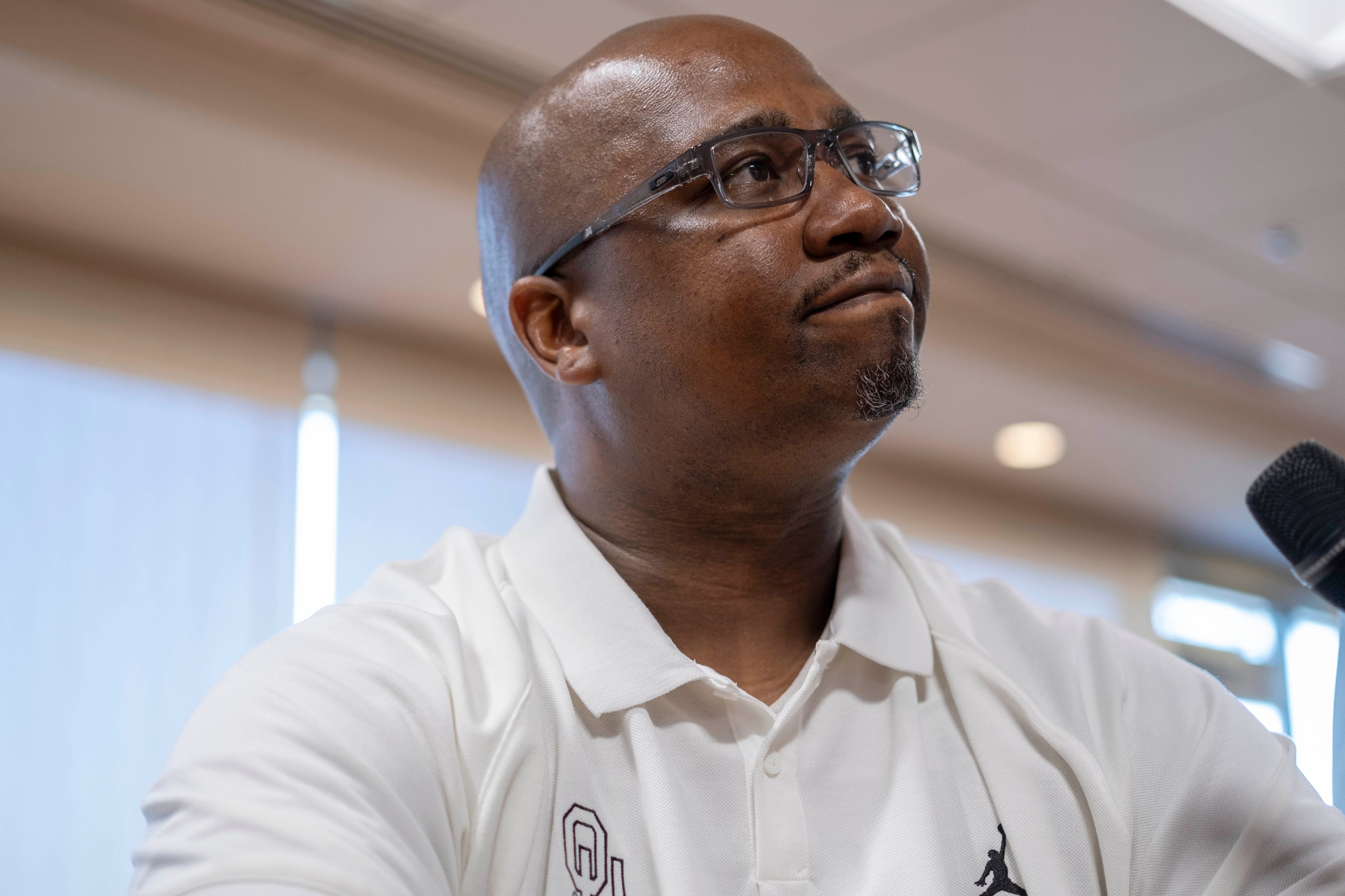 Oklahoma Sooners defensive coach Todd Bates