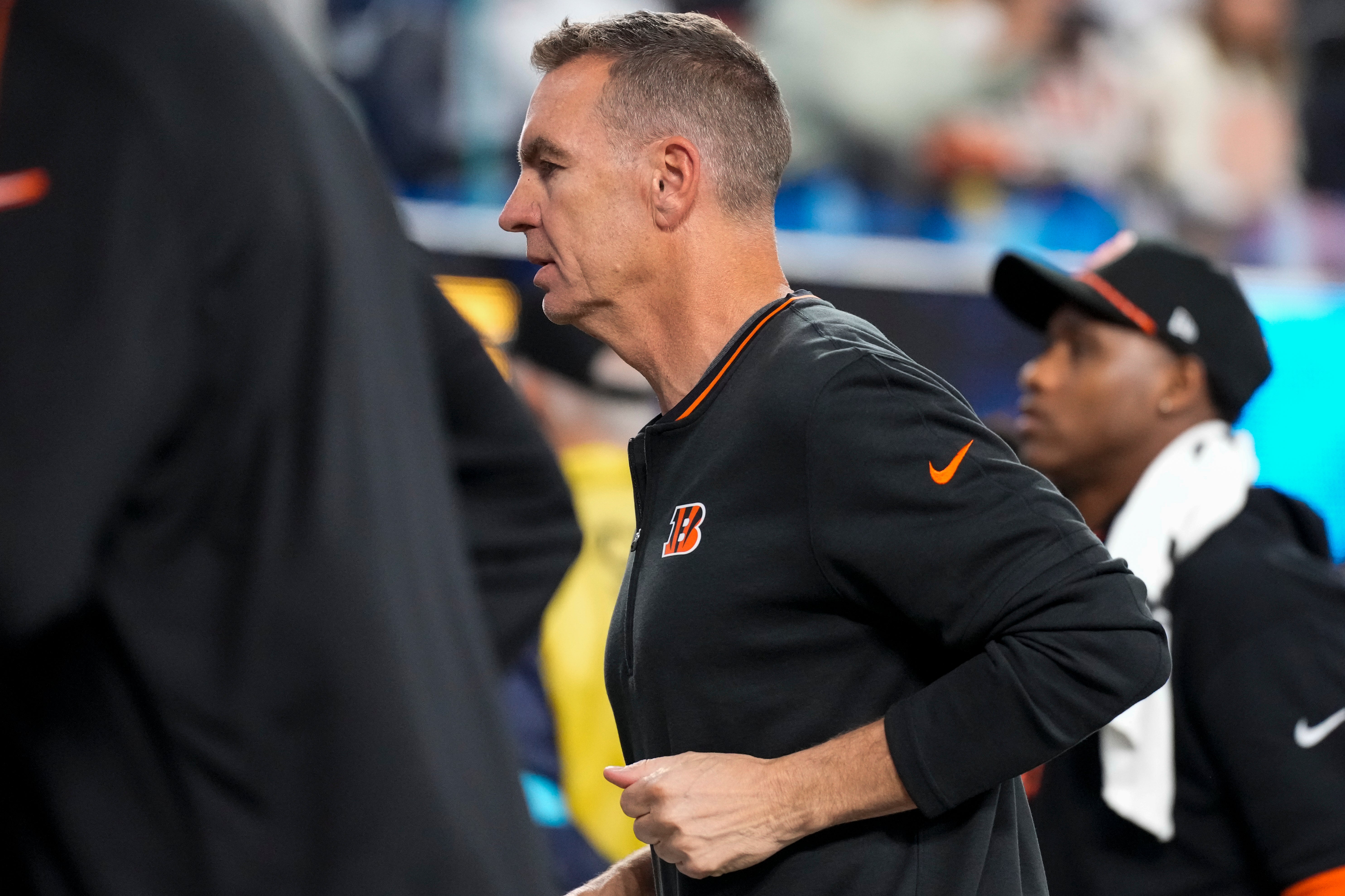 Nov 17, 2024; Inglewood, CA, USA; Cincinnati Bengals defensive coordinator Lou Anarumo runs off the field for halftime of the NFL Week 11 game between the Los Angeles Chargers and the Cincinnati Bengals at SoFi Stadium in Inglewood, Calif., on Sunday, Nov. 17, 2024. The Chargers led 24-6 at halftime.
