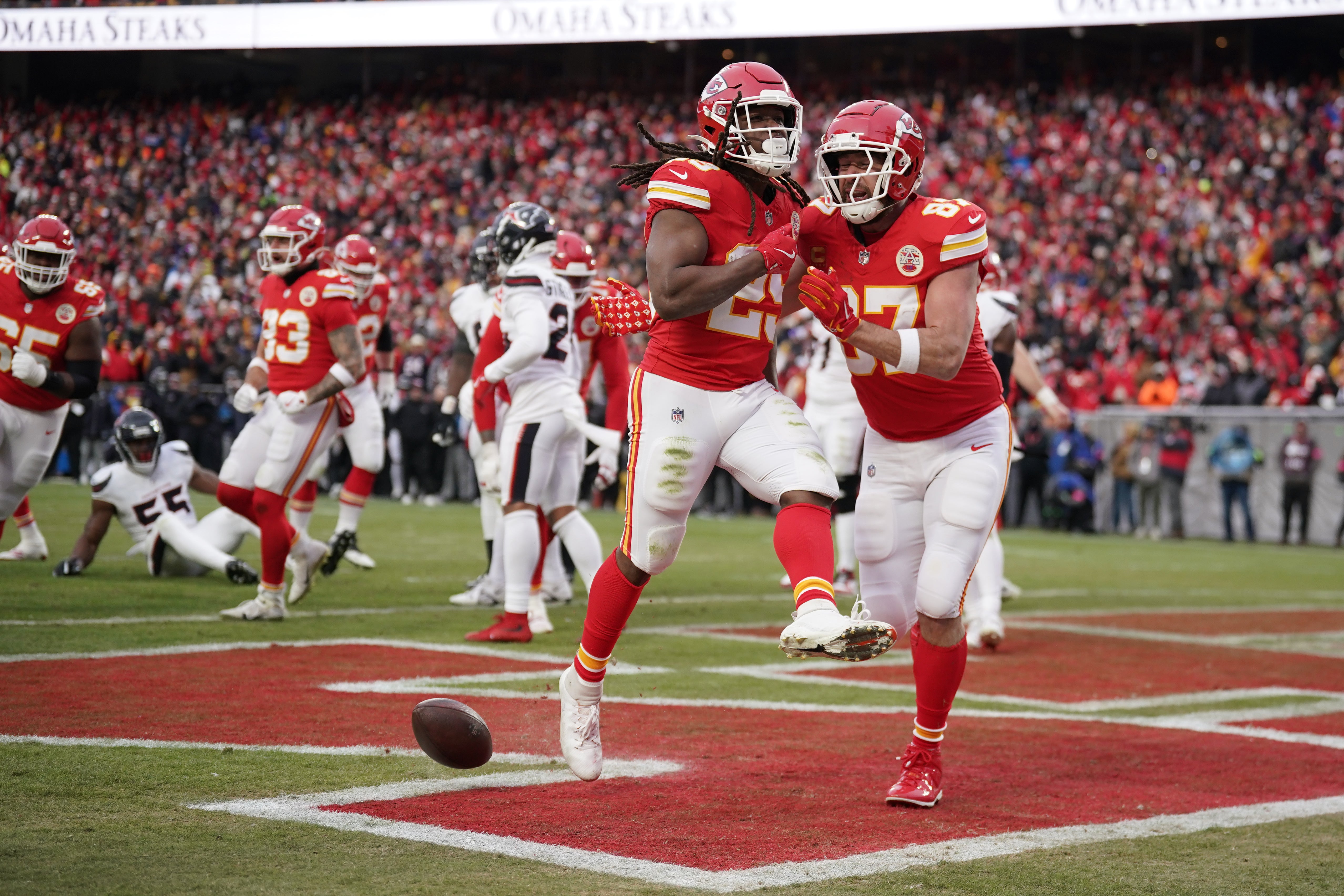 Chiefs running back Kareem Hunt (29) celebrates with tight end Travis Kelce (87) after scoring a touchdown against the Texans