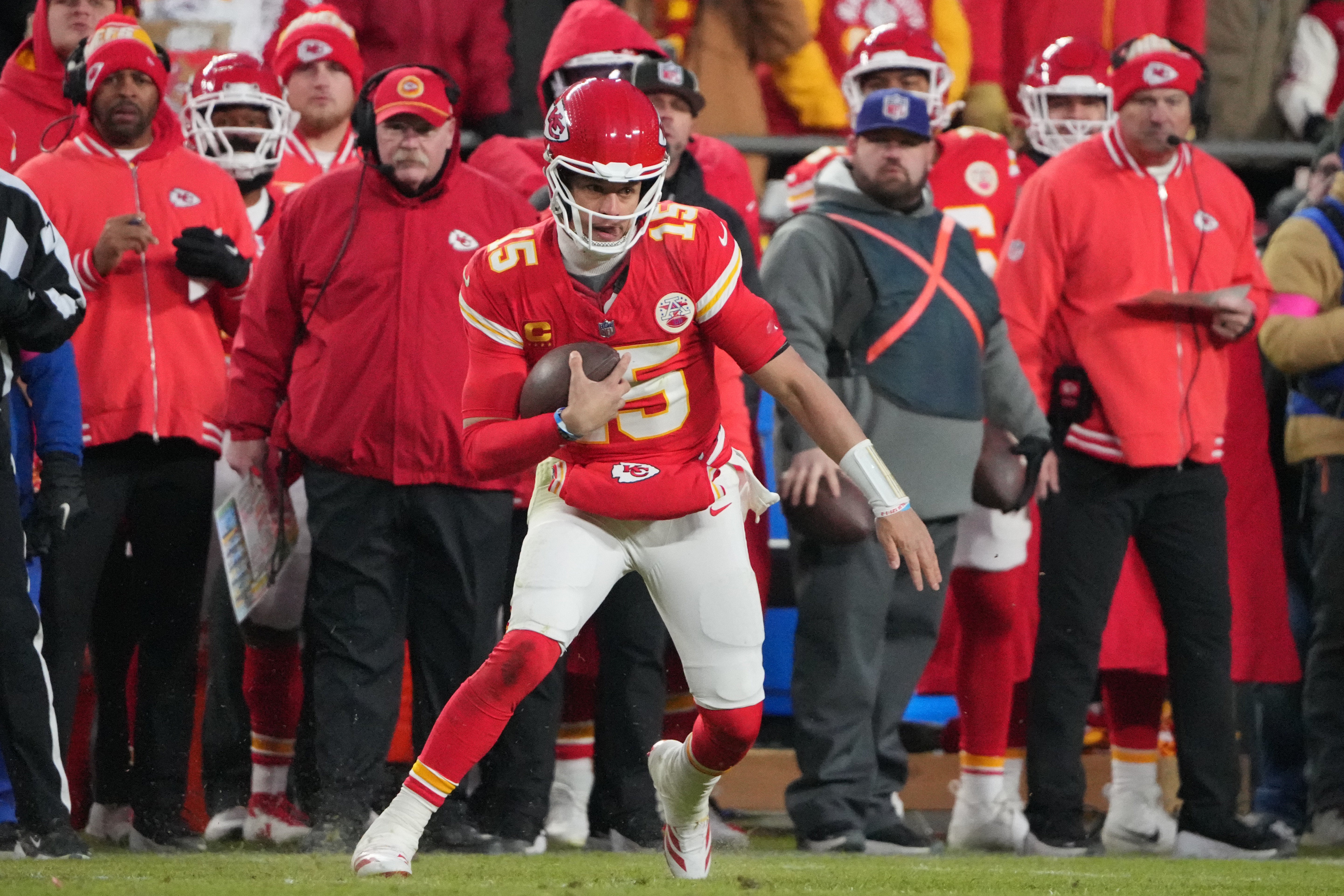 Chiefs quarterback Patrick Mahomes (15) runs the ball against the Texans during the fourth quarter of a 2025 AFC divisional round game.