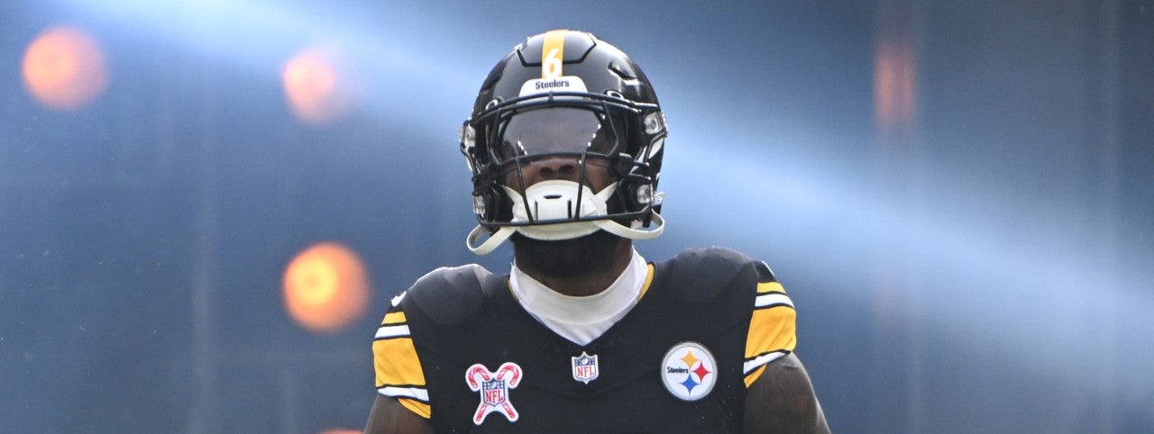 Dec 25, 2024; Pittsburgh, Pennsylvania, USA; Pittsburgh Steelers linebacker Patrick Queen (6) takes the field against the Kansas City Chiefs at Acrisure Stadium.